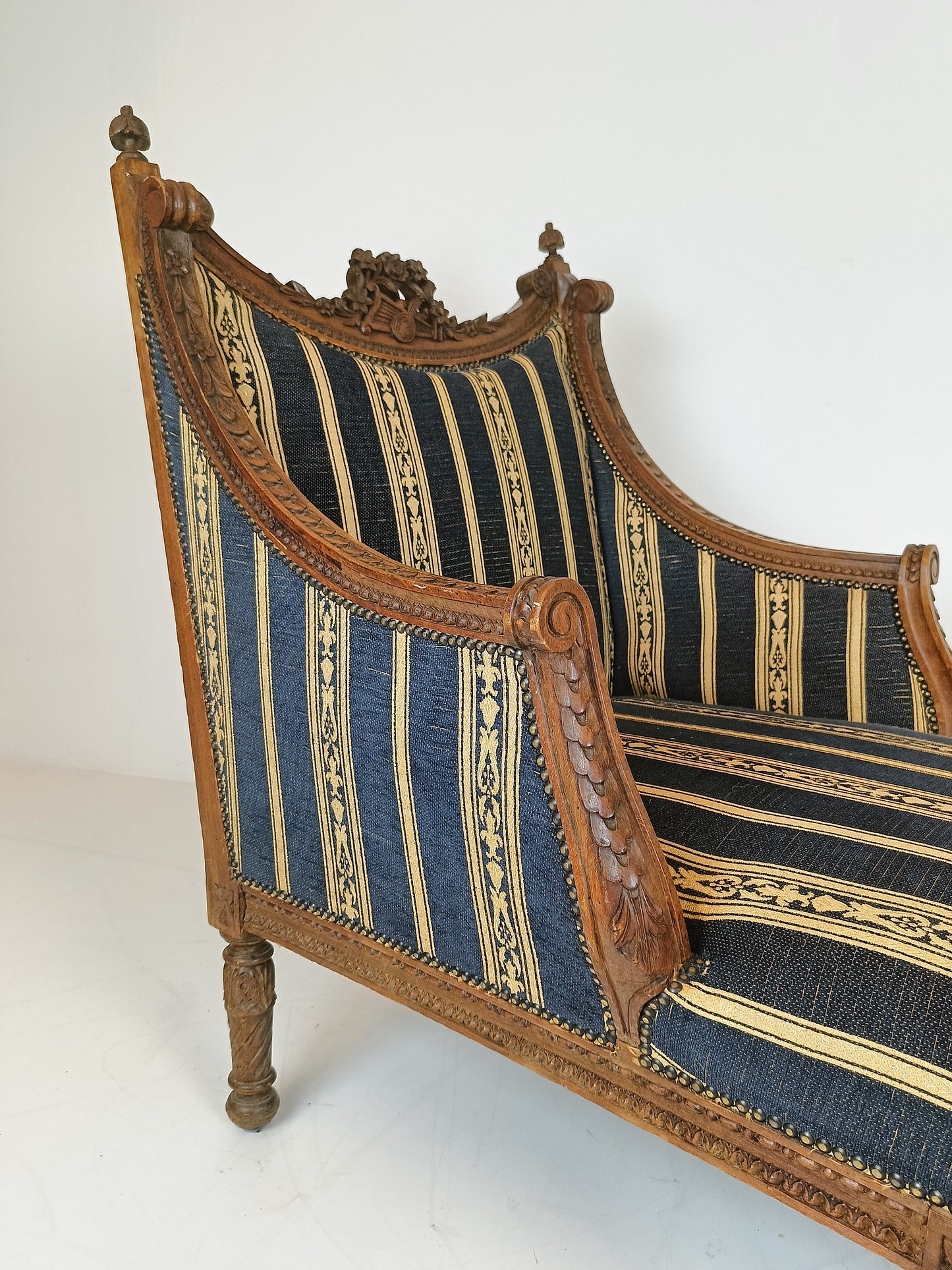 Beautiful Antique Chaise Lounge Sofa/Daybed