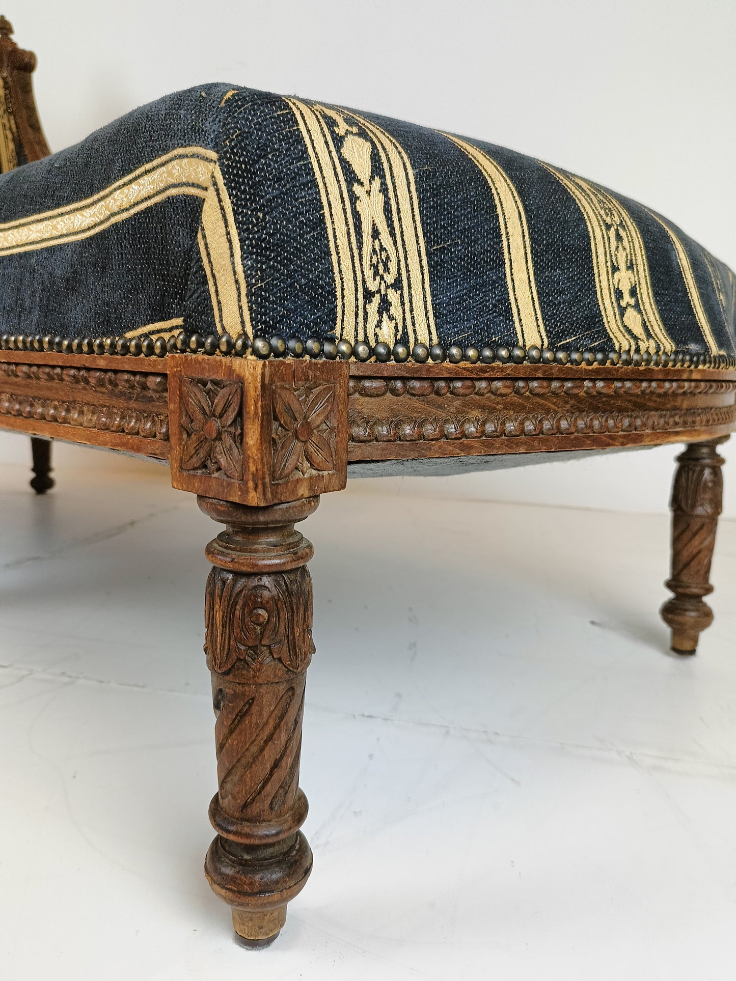 Beautiful Antique Chaise Lounge Sofa/Daybed