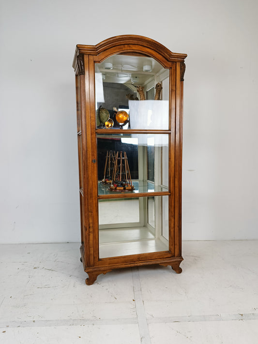 Eye catching display cabinet