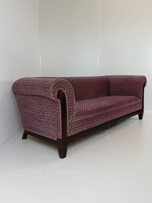 Ashtonishing Antique Lilla Sofa