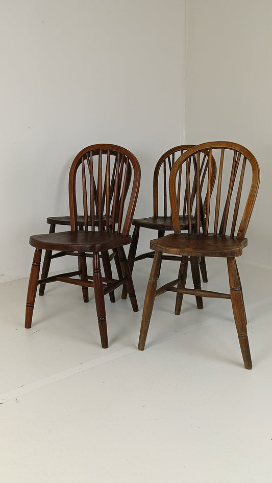 Beautiful Classic Windsor Chair set