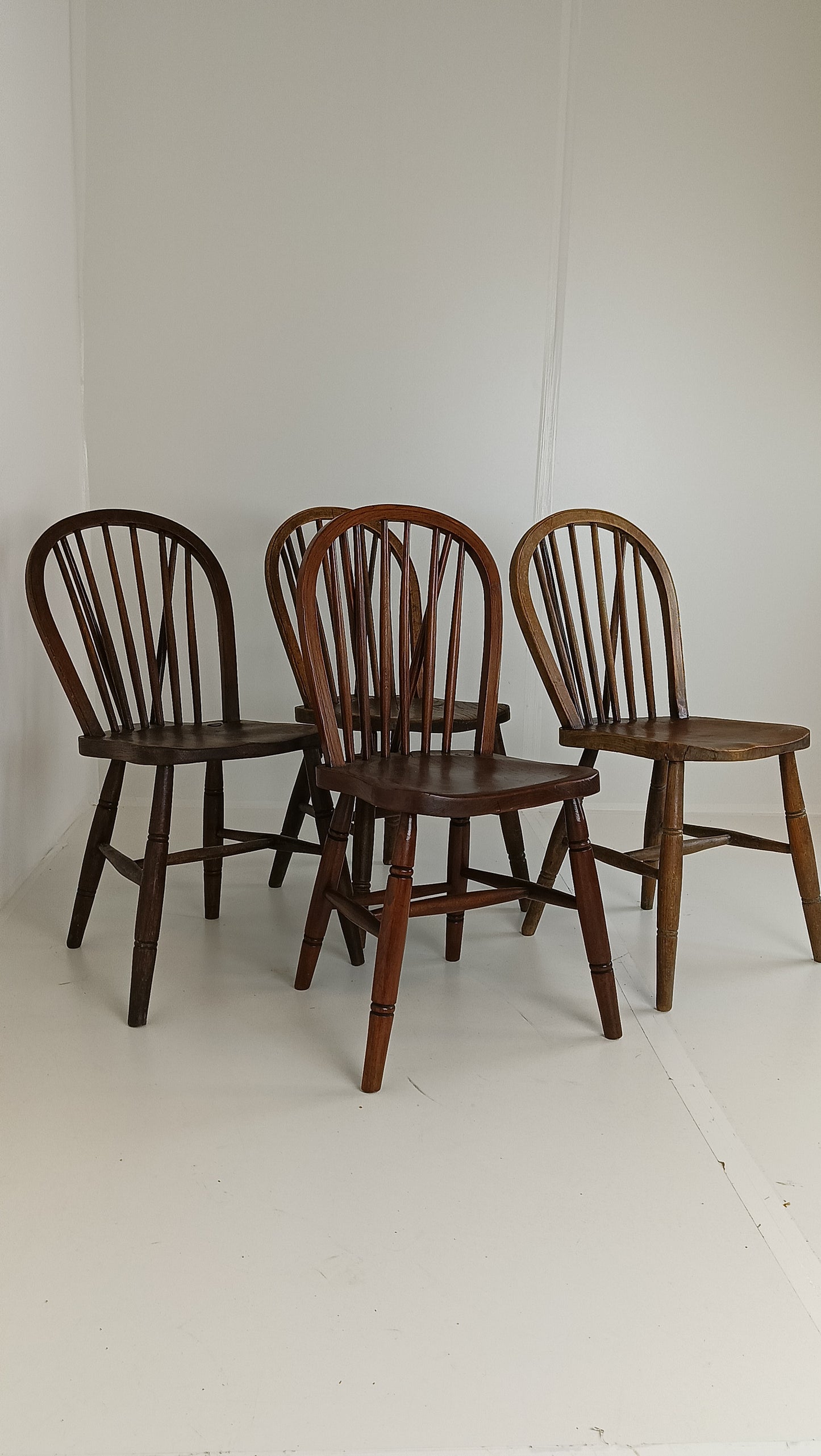 Beautiful Classic Windsor Chair set