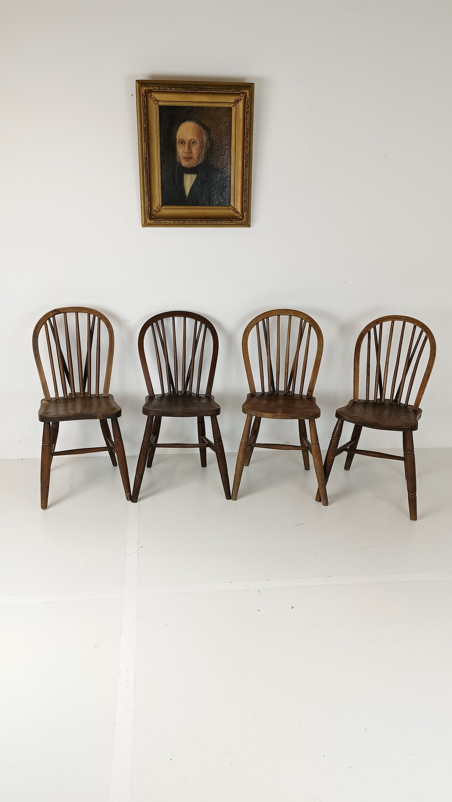 Beautiful Classic Windsor Chair set