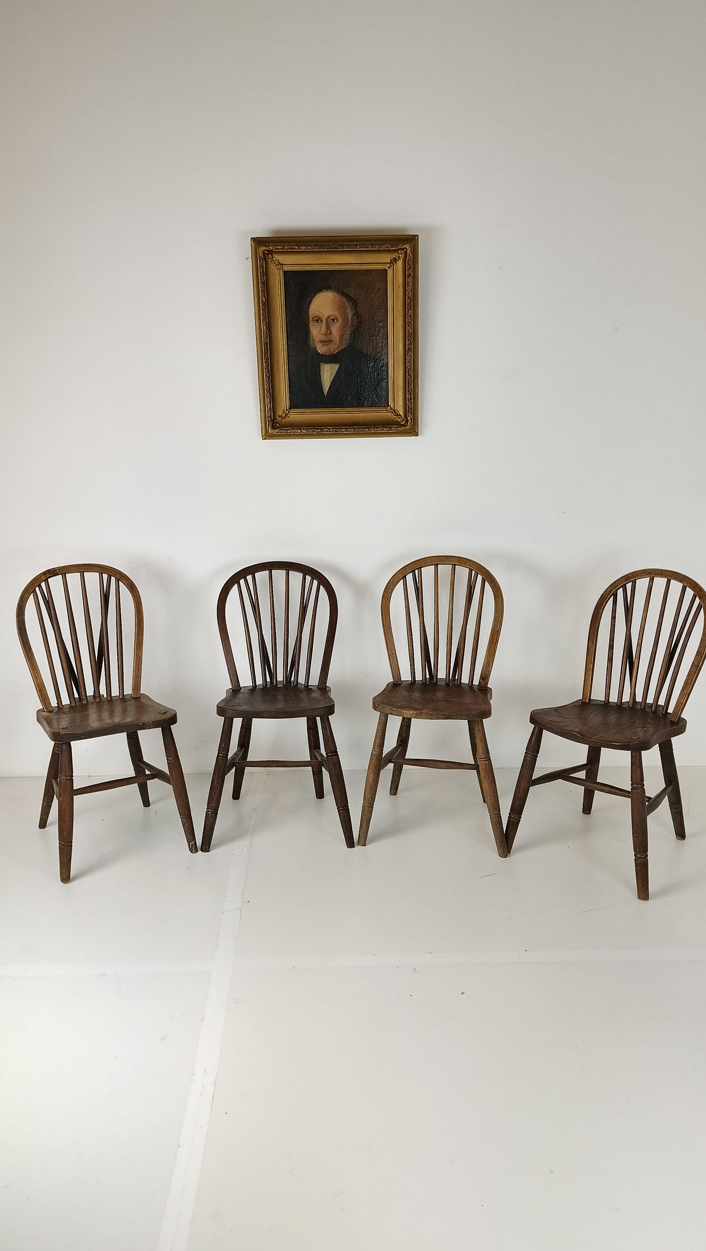 Beautiful Classic Windsor Chair set