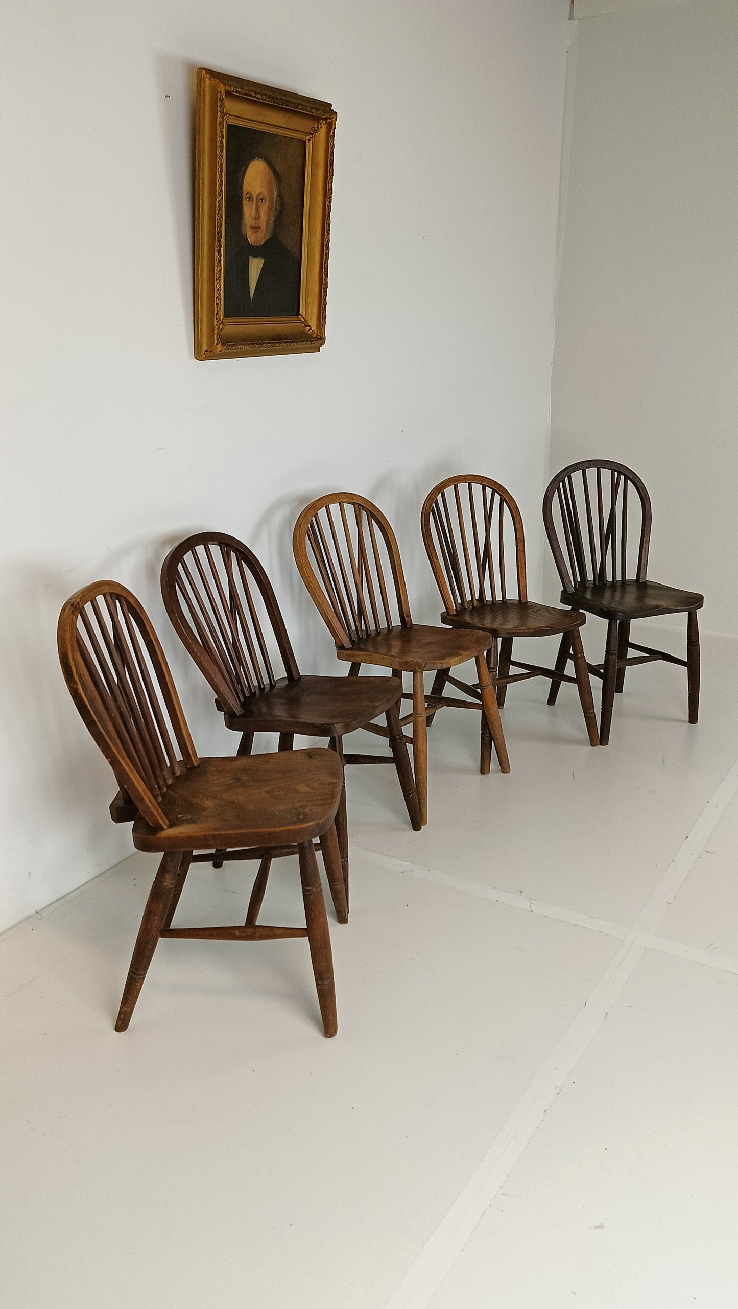 Beautiful Classic Windsor Chair set