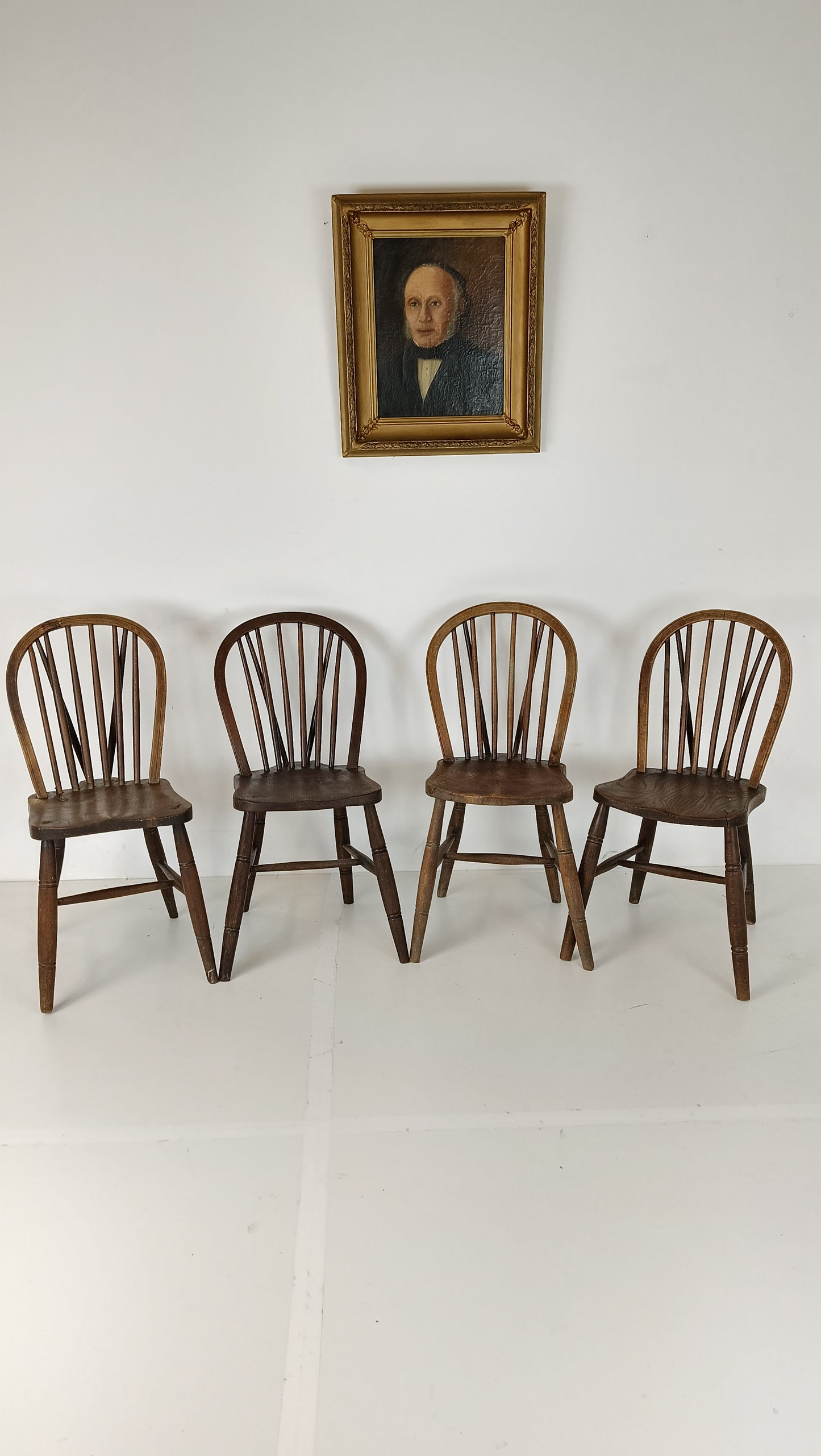 Beautiful Classic Windsor Chair set