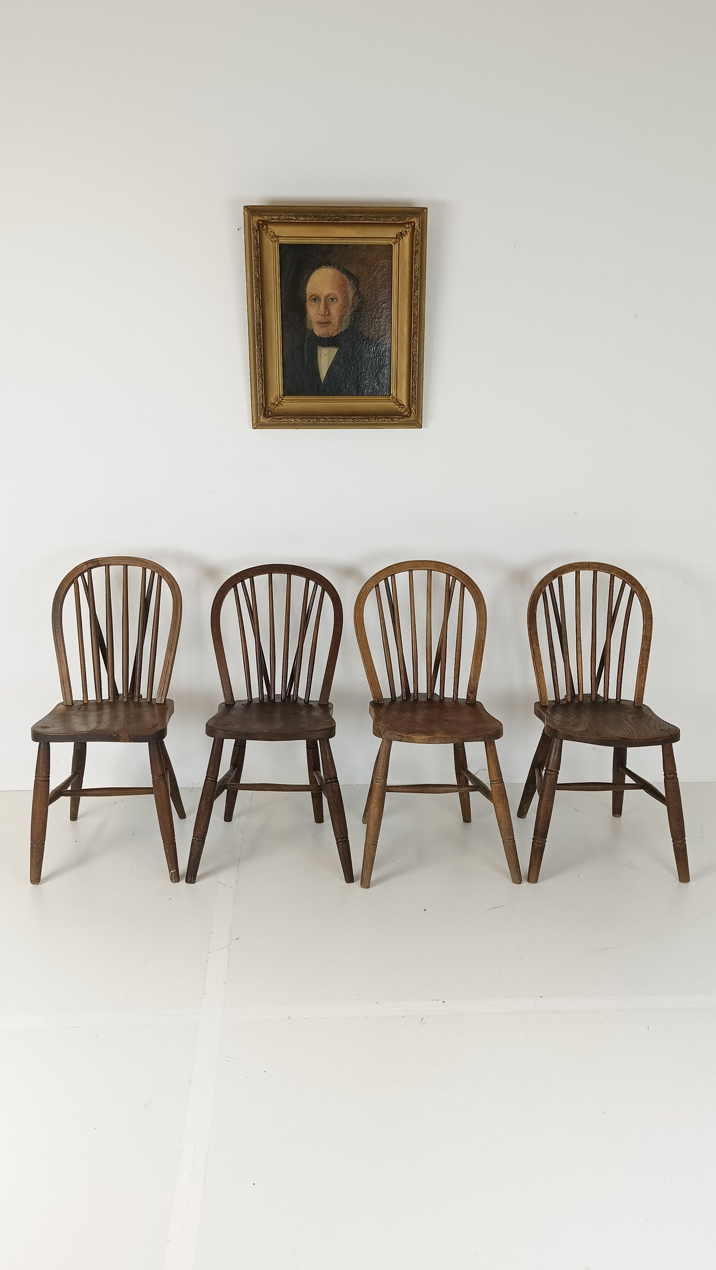 Beautiful Classic Windsor Chair set