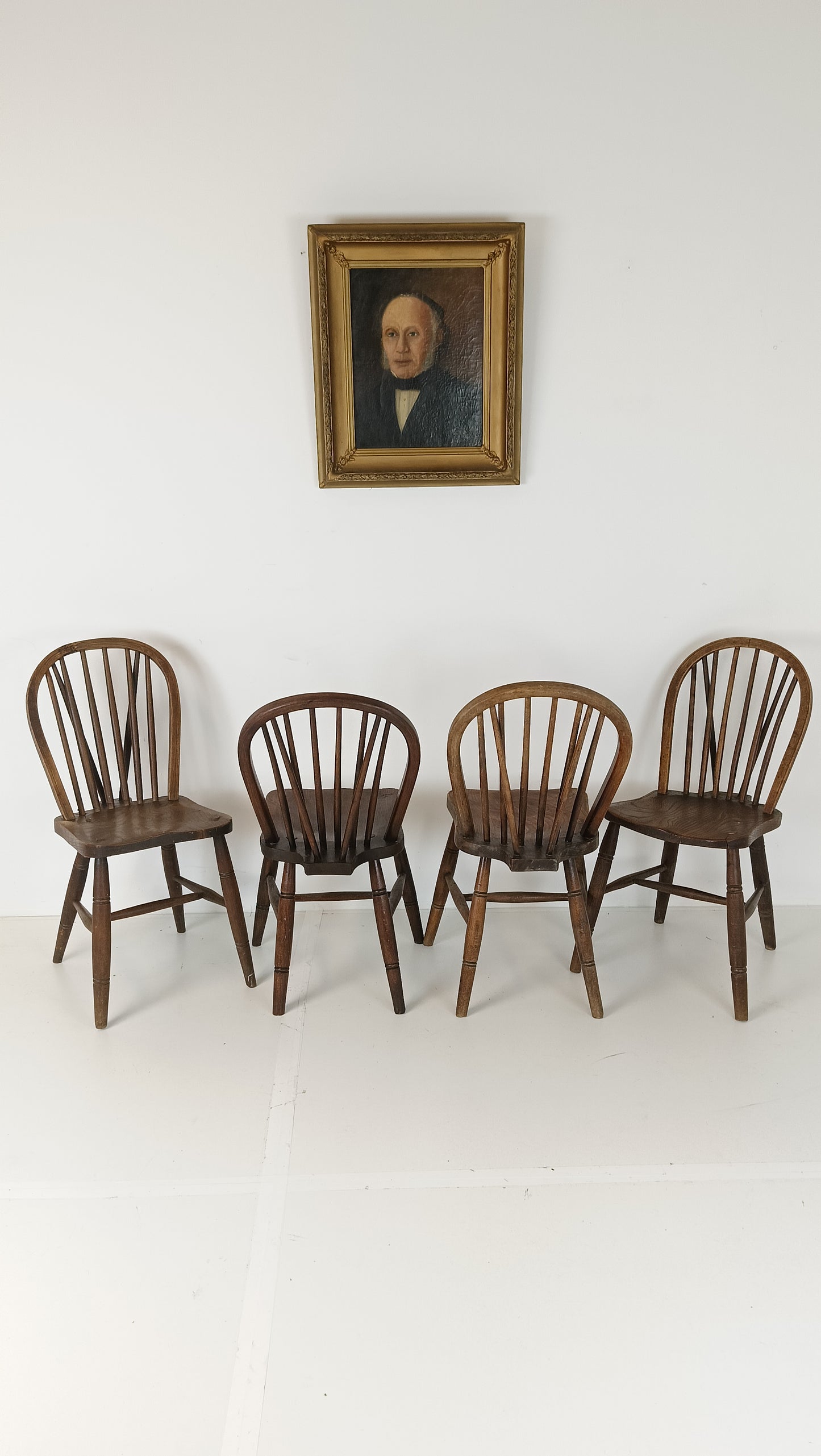 Beautiful Classic Windsor Chair set