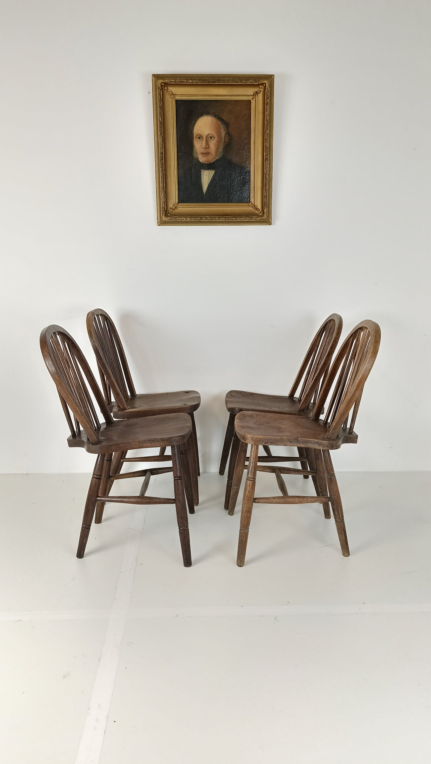 Beautiful Classic Windsor Chair set