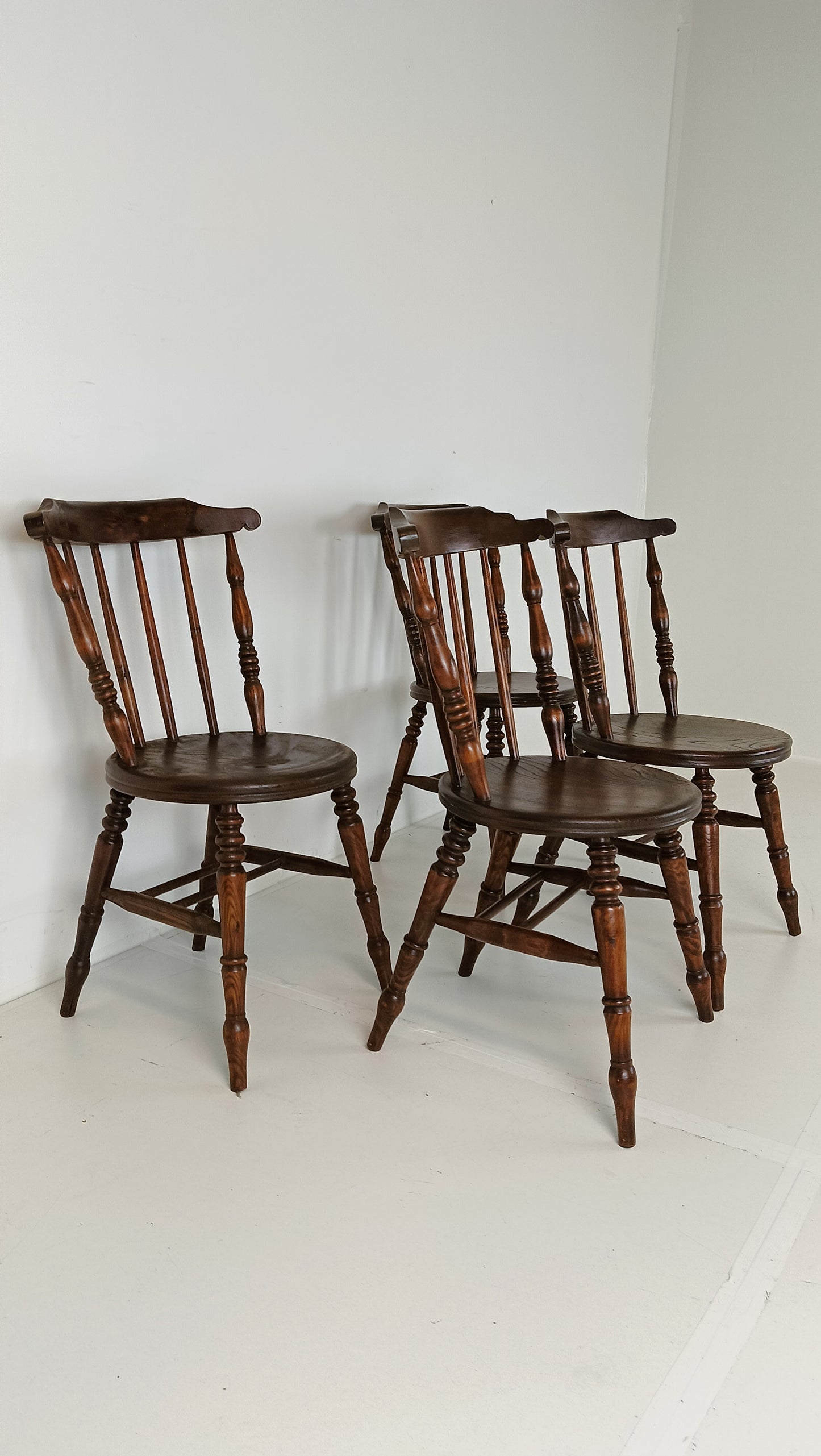 Beautiful Classic Snawdon Chair Set