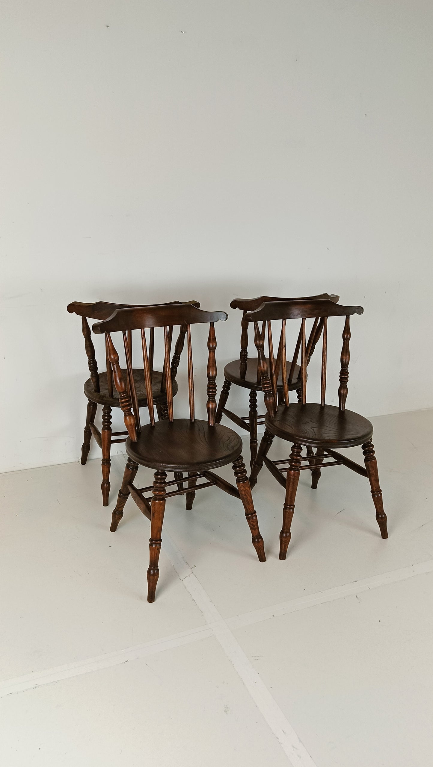 Beautiful Classic Snawdon Chair Set