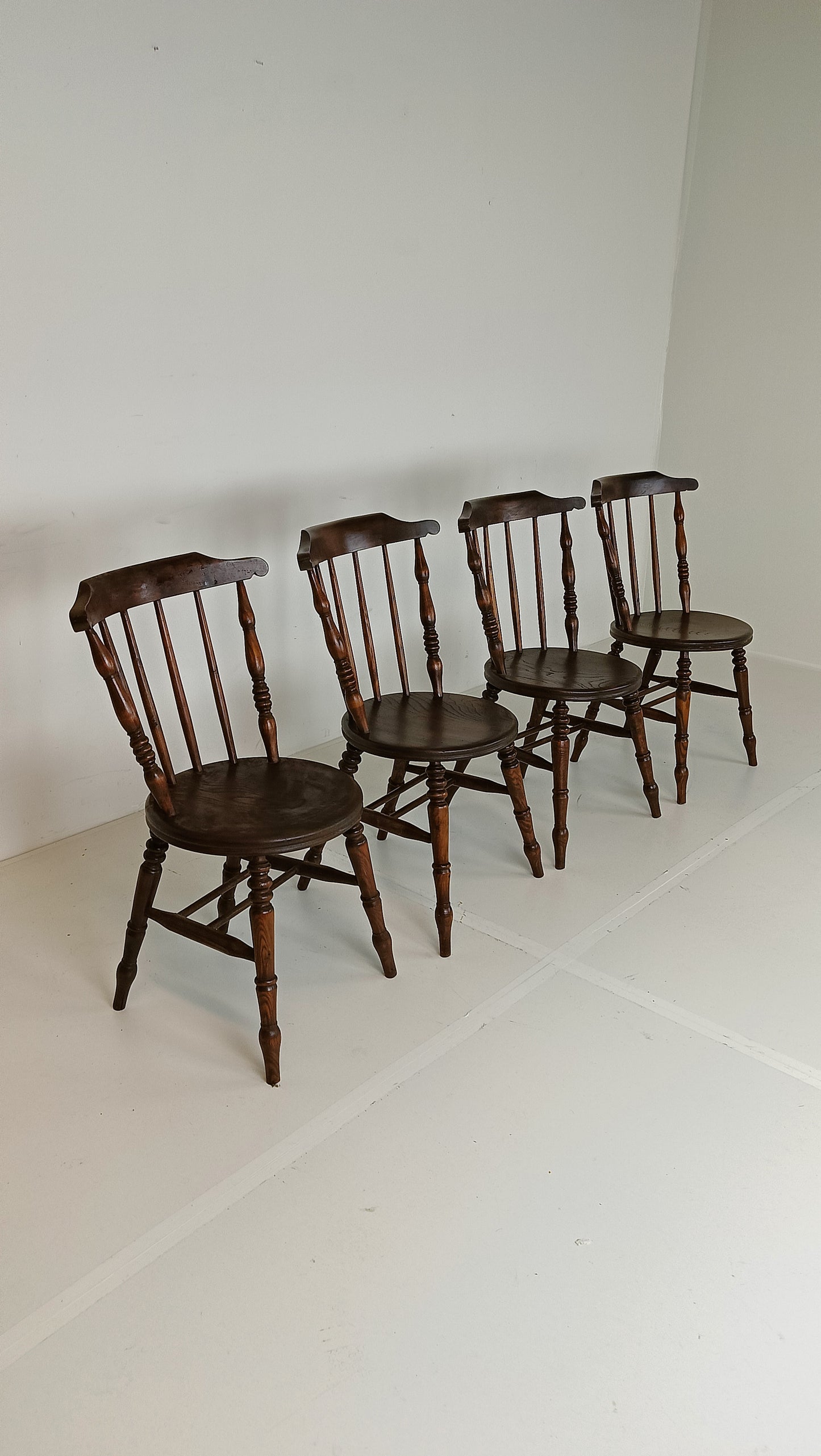 Beautiful Classic Snawdon Chair Set