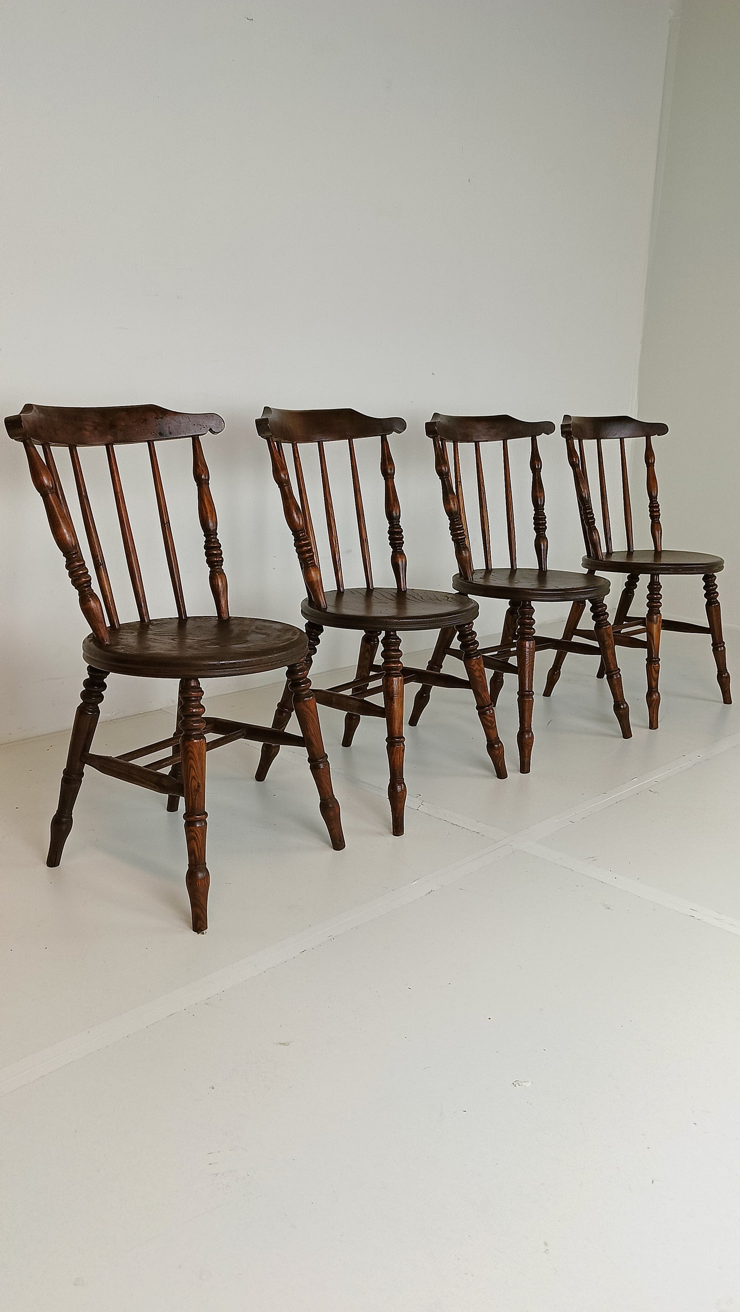 Beautiful Classic Snawdon Chair Set