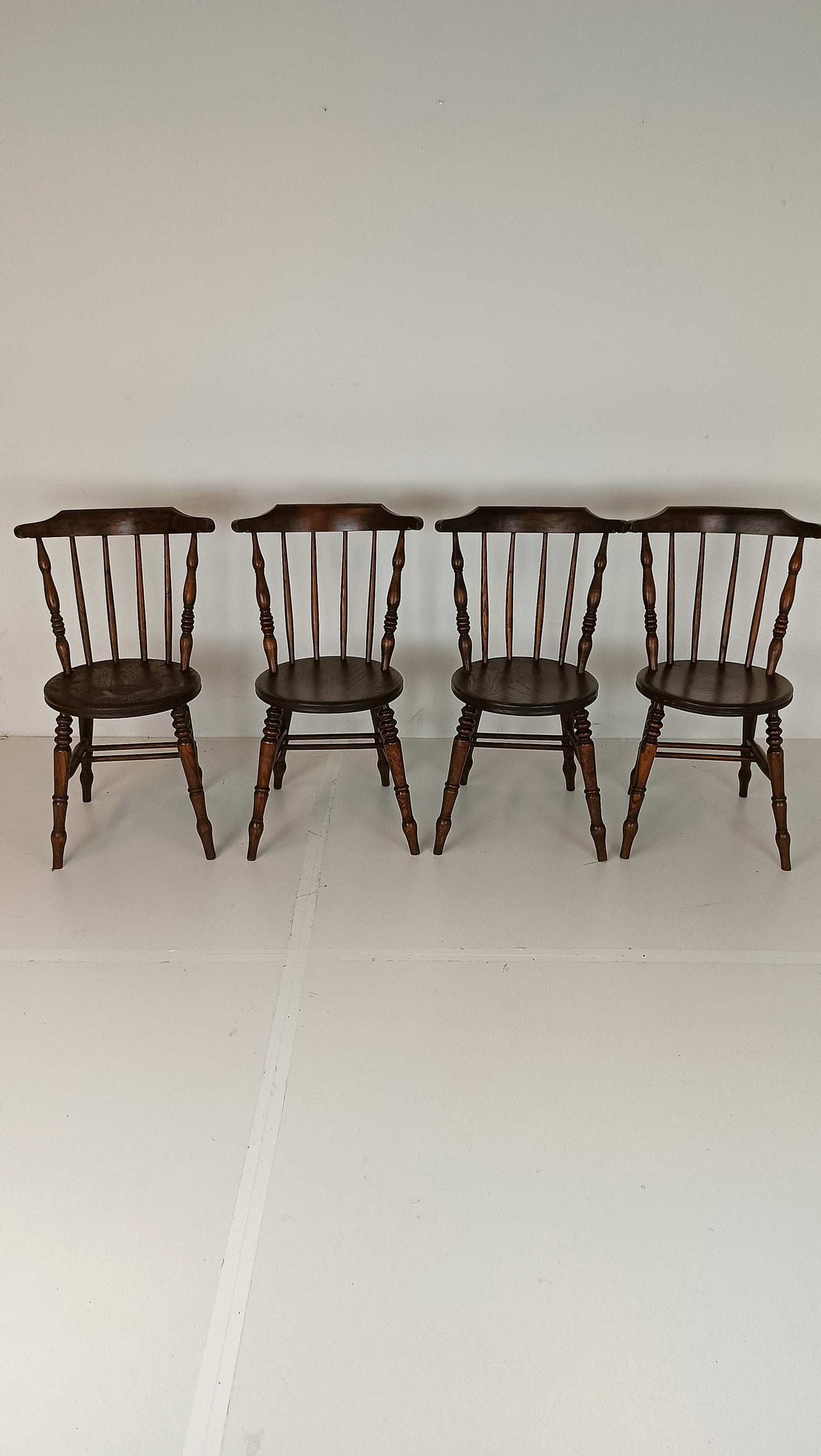 Beautiful Classic Snawdon Chair Set