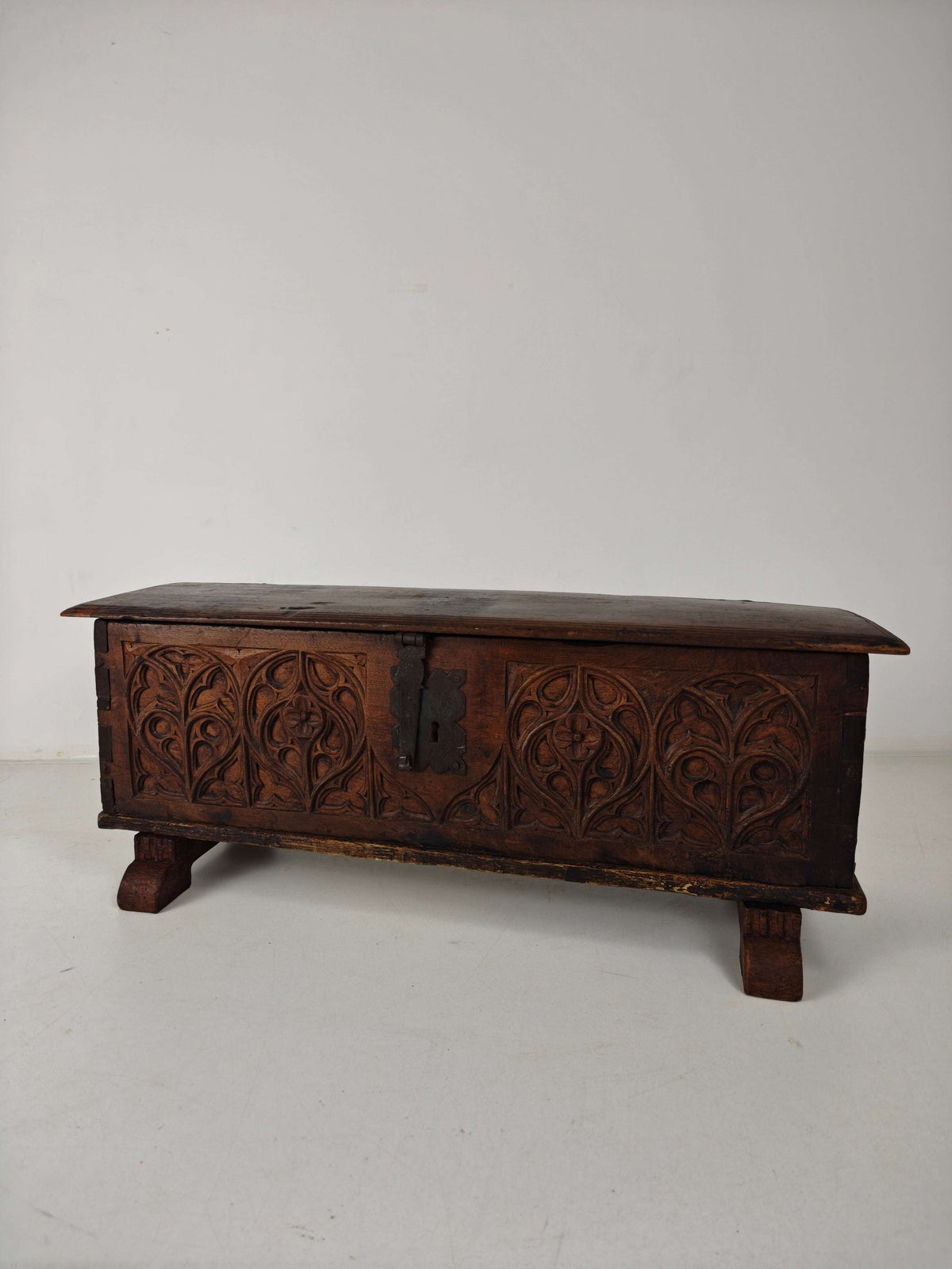 Gothic Spanish Chest – 16th late/17th early Century Gothic Spanish Chest – 16th late/17th early Century
