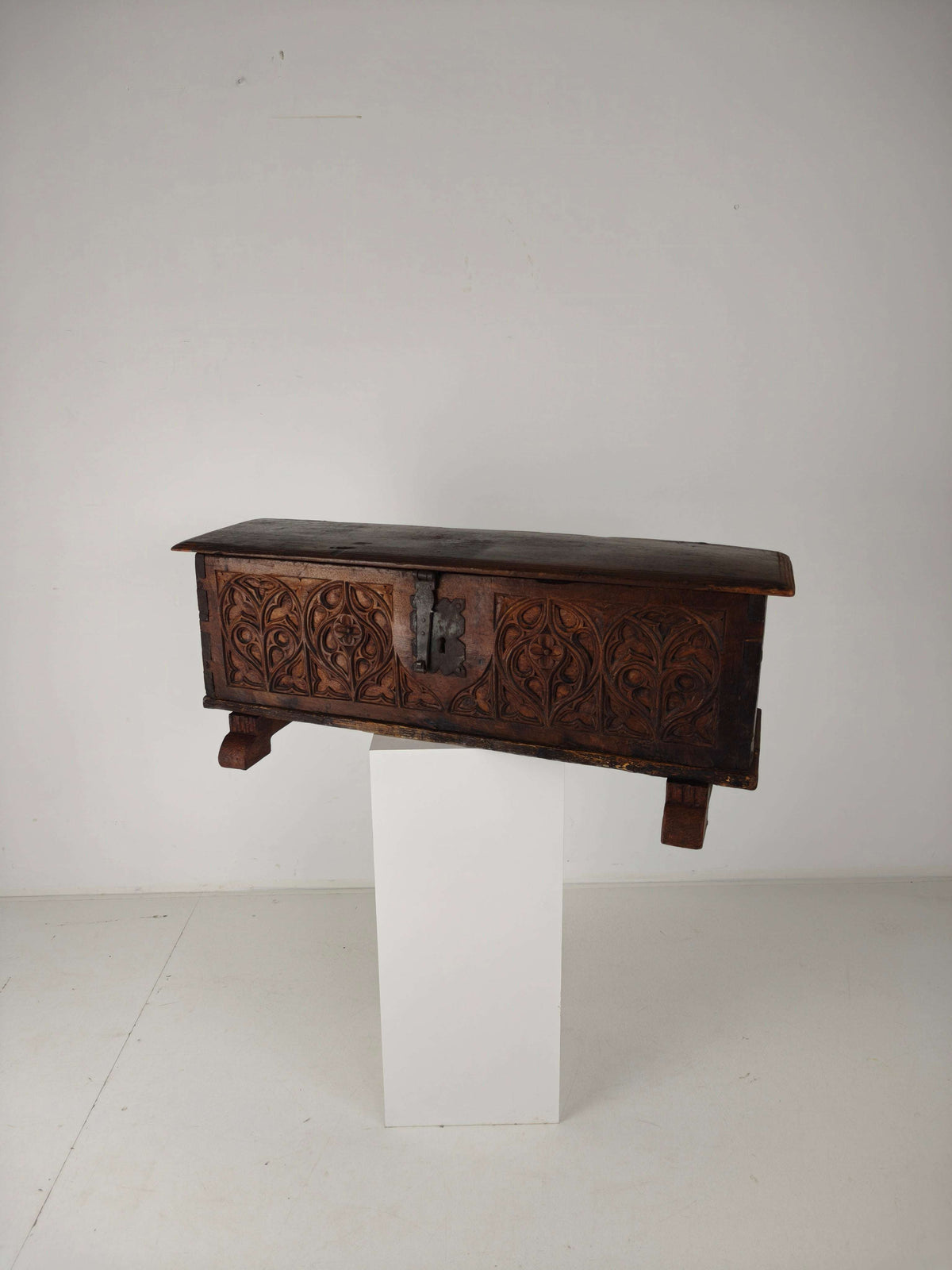 Gothic Spanish Chest – 16th late/17th early Century Gothic Spanish Chest – 16th late/17th early Century