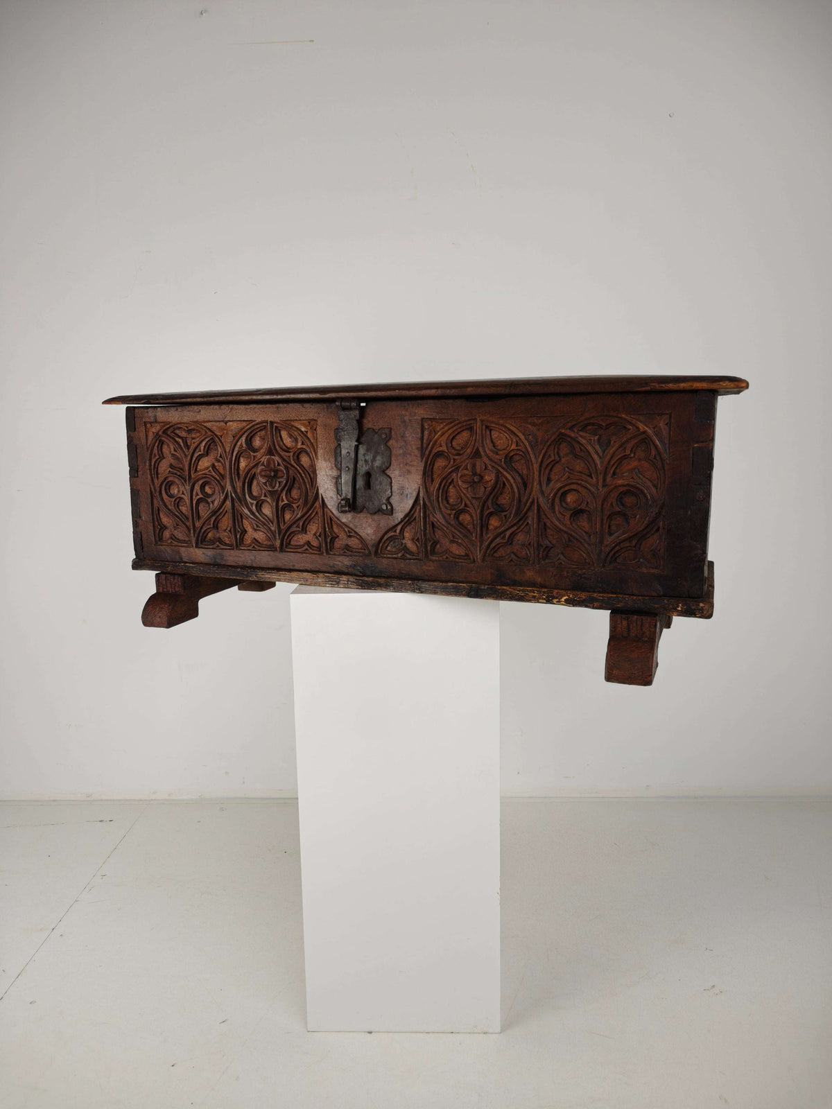 Gothic Spanish Chest – 16th late/17th early Century Gothic Spanish Chest – 16th late/17th early Century