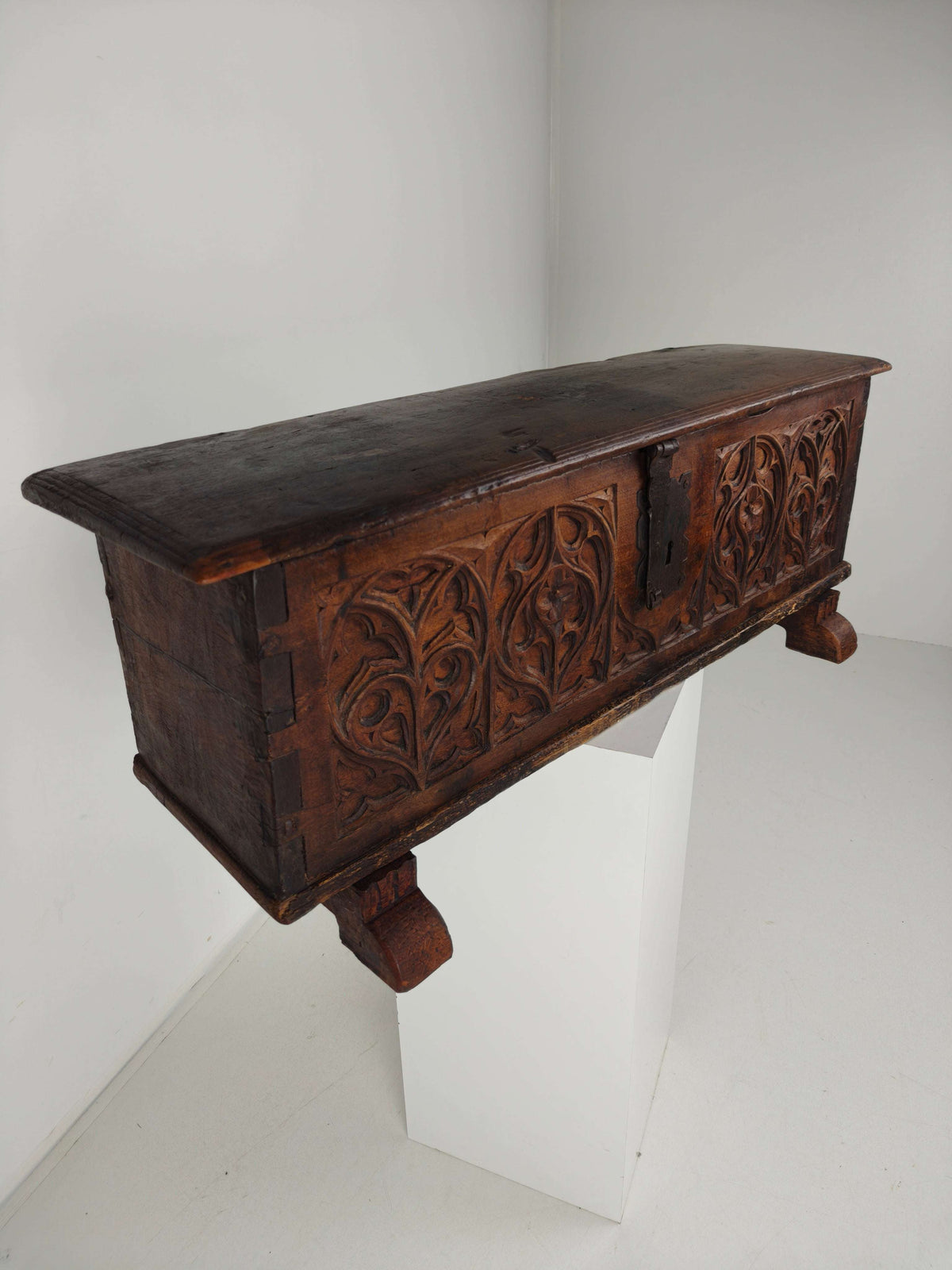 Gothic Spanish Chest – 16th late/17th early Century Gothic Spanish Chest – 16th late/17th early Century