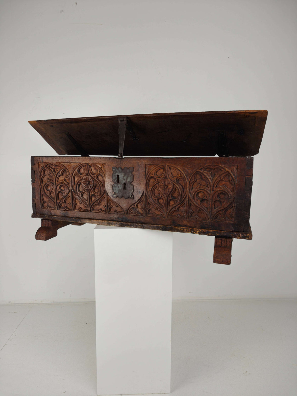 Gothic Spanish Chest – 16th late/17th early Century Gothic Spanish Chest – 16th late/17th early Century