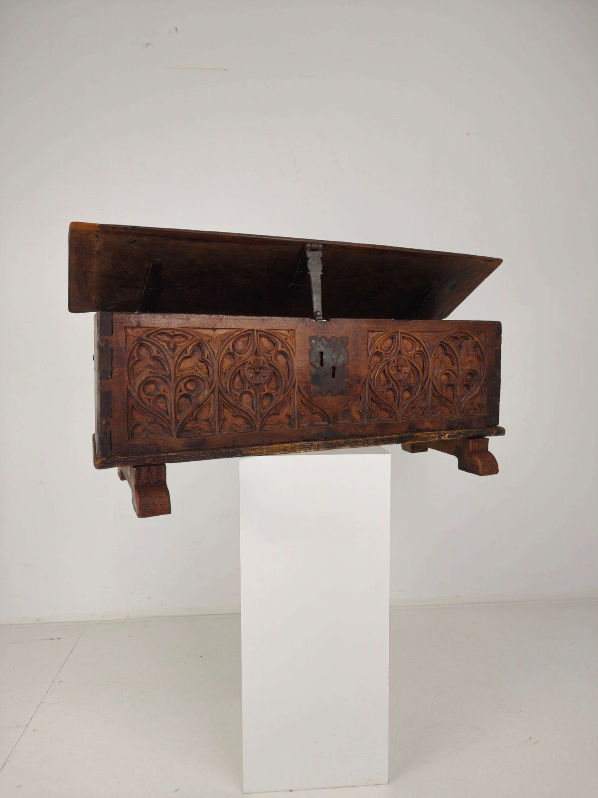 Gothic Spanish Chest – 16th late/17th early Century Gothic Spanish Chest – 16th late/17th early Century