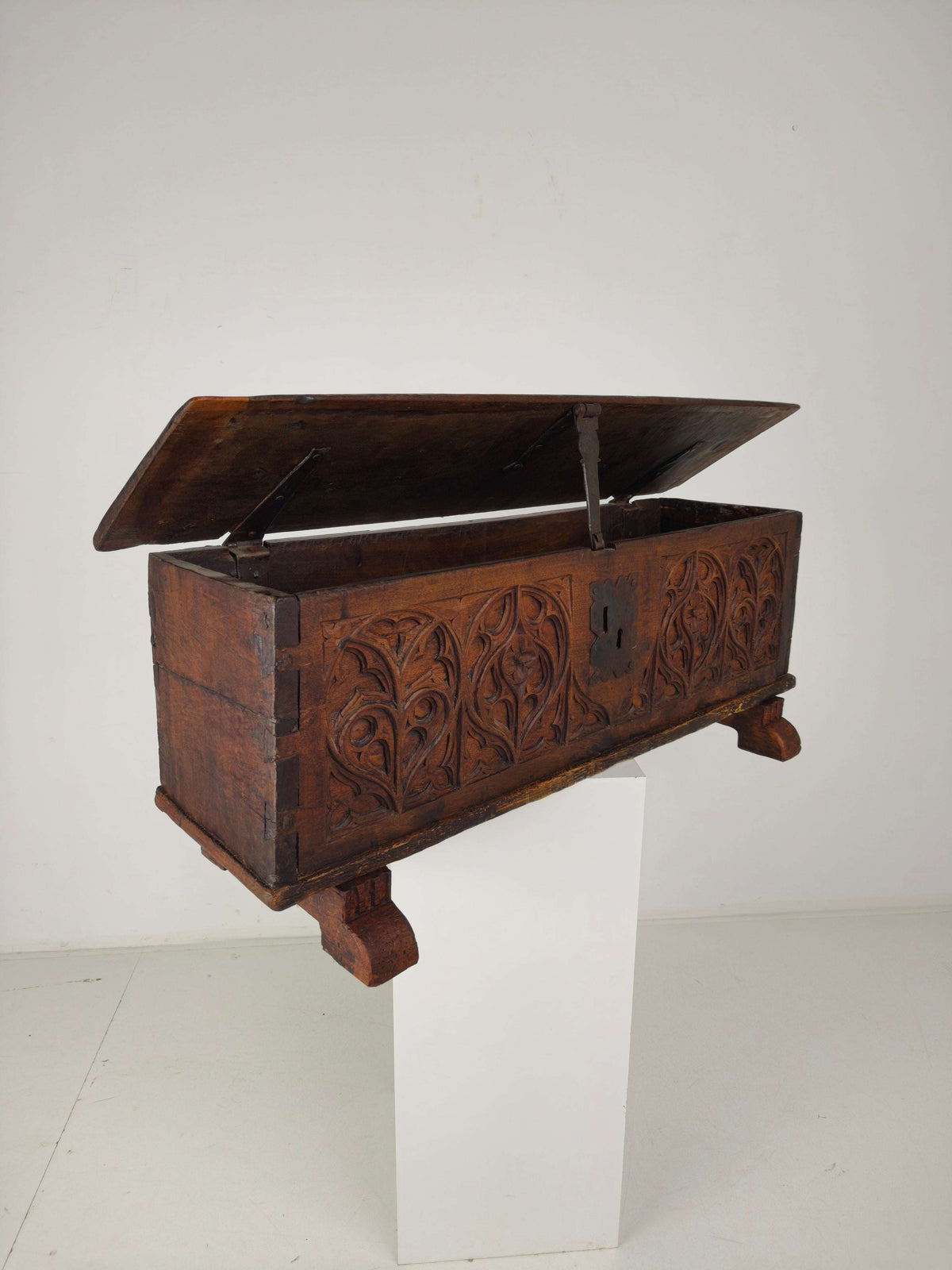 Gothic Spanish Chest – 16th late/17th early Century Gothic Spanish Chest – 16th late/17th early Century