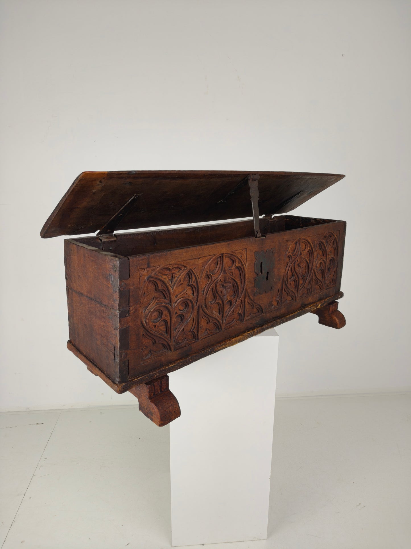 Gothic Spanish Chest – 16th late/17th early Century