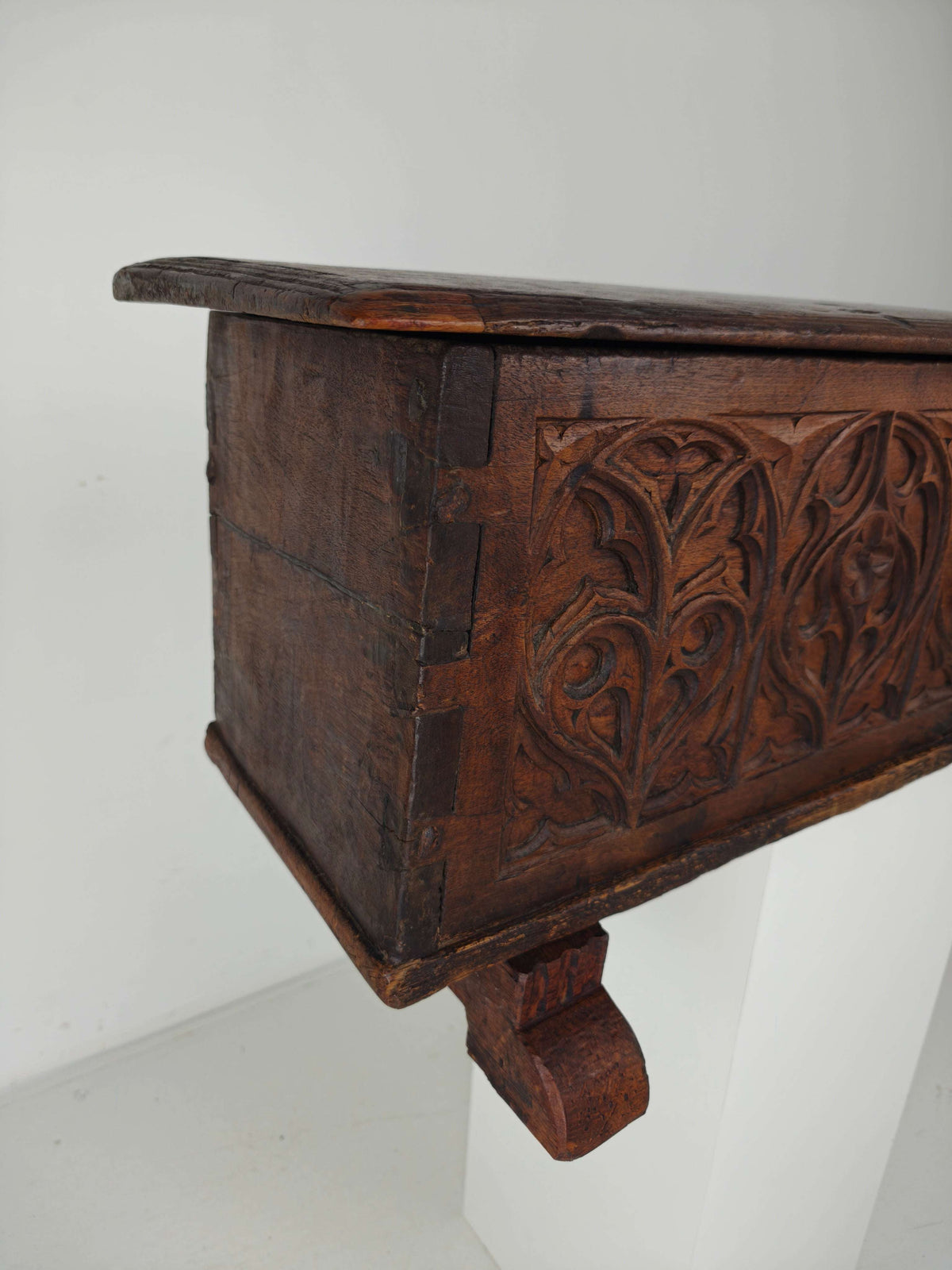 Gothic Spanish Chest – 16th late/17th early Century Gothic Spanish Chest – 16th late/17th early Century