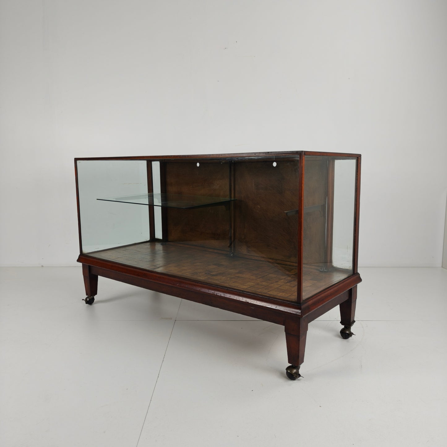 English Shop Display / Shop Counter (1910–1920)