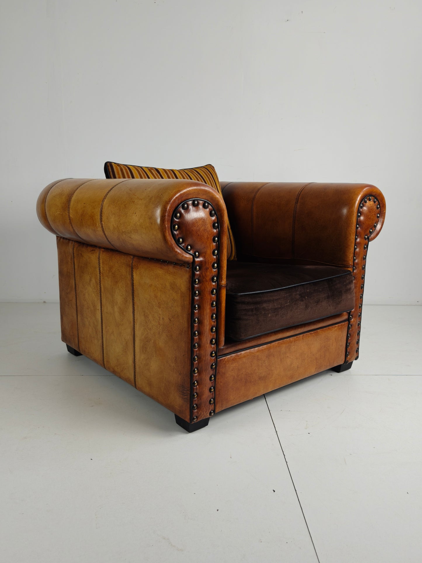 Luxury XL Lounge Armchair in Sheepskin – by Lounge Atelier