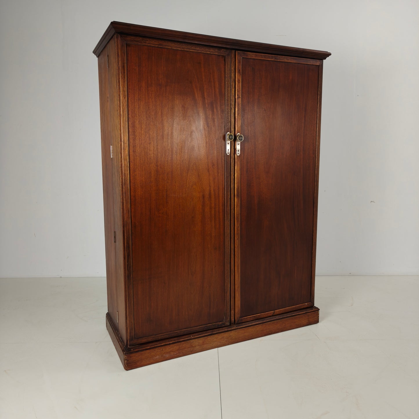 Art Deco Compacton Gentleman’s Wardrobe – 1920