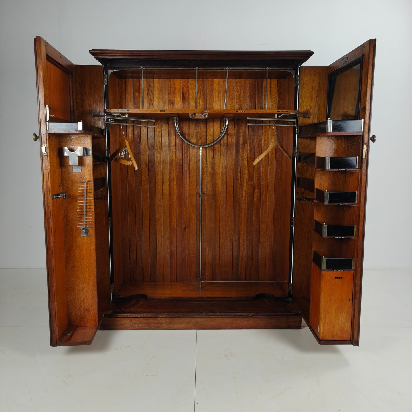 Art Deco Compacton Gentleman’s Wardrobe – 1920