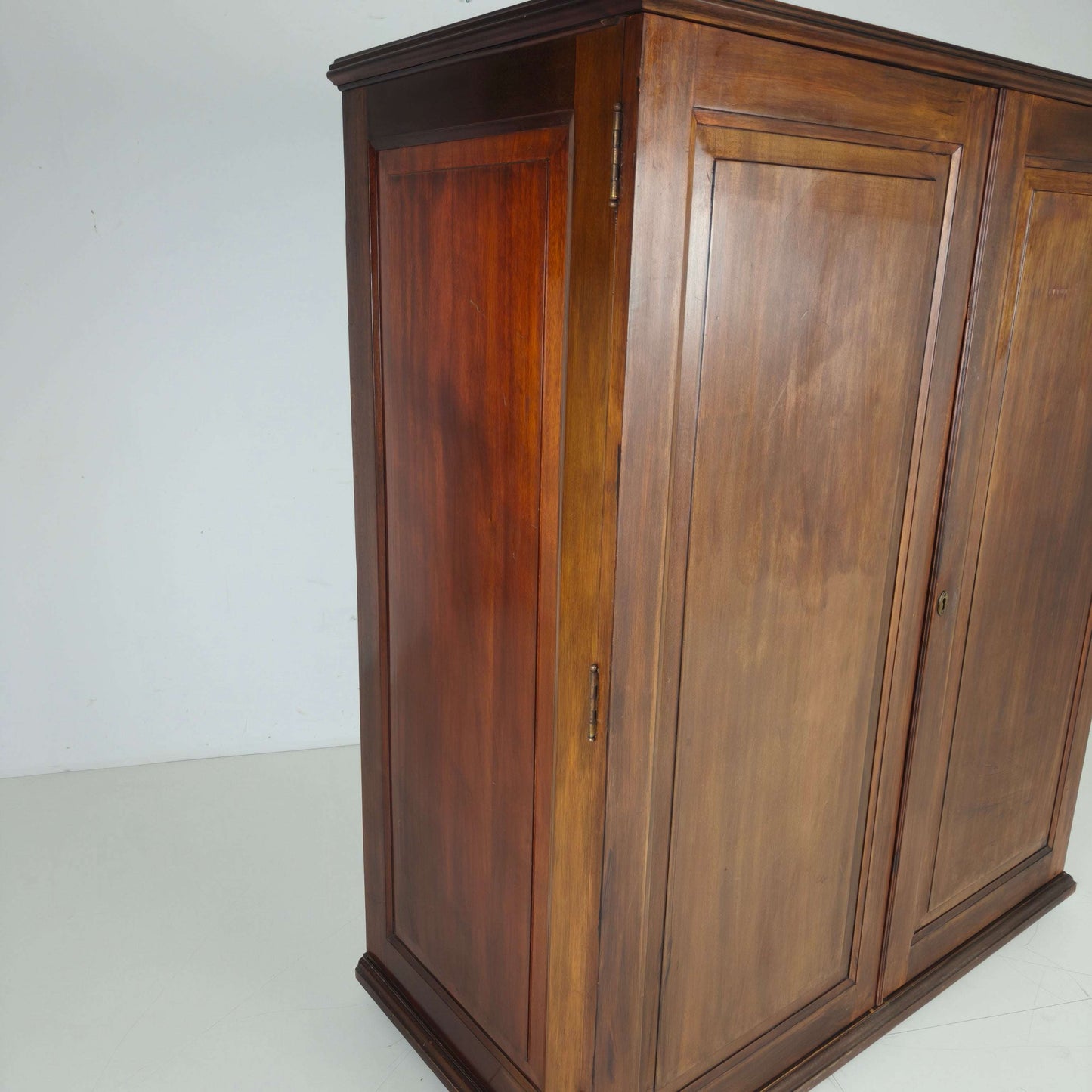 Early 20th Century Innovation Ingenuities Ltd. Gentleman’s Wardrobe Early 20th Century Innovation Ingenuities Ltd. Gentleman’s Wardrobe
