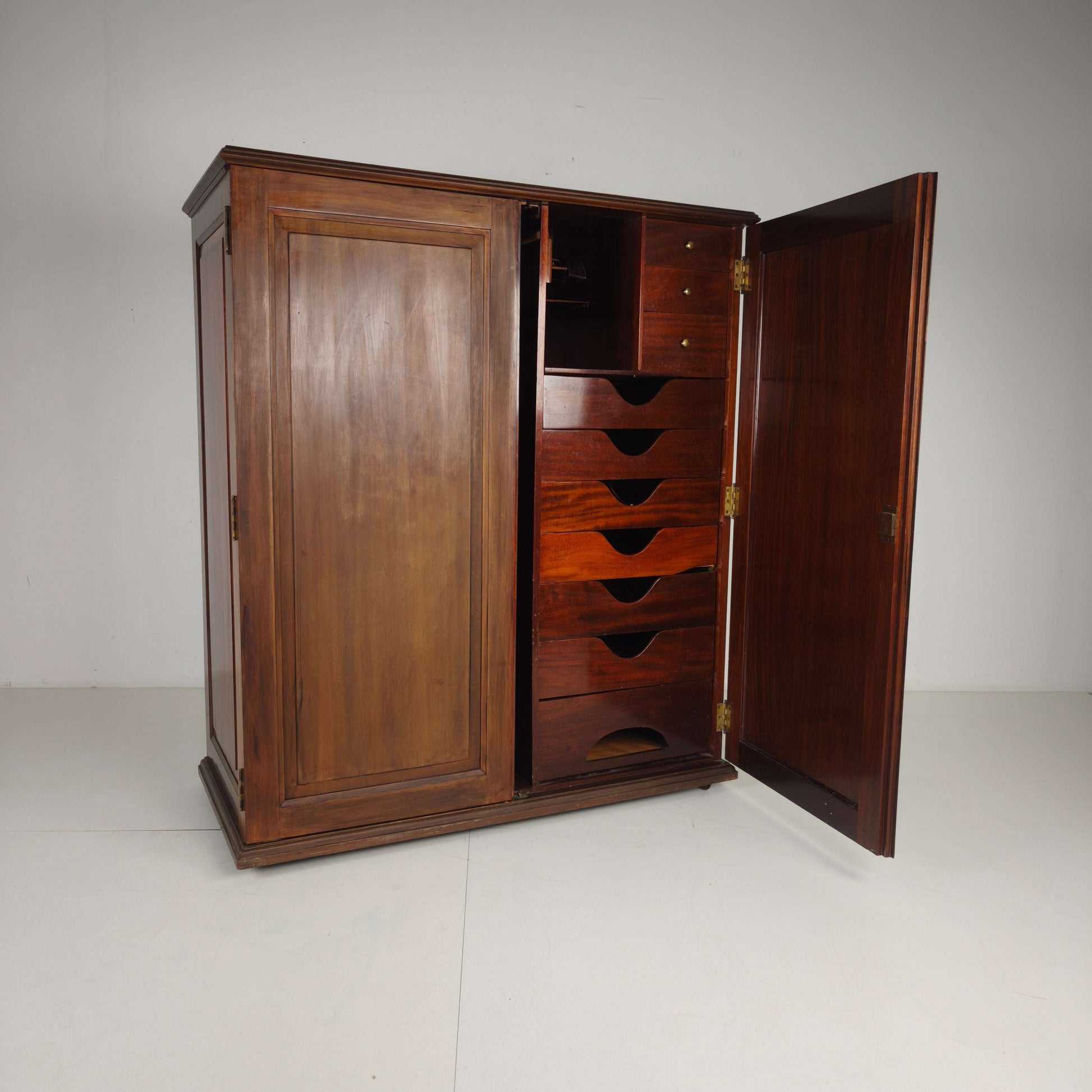 Early 20th Century Innovation Ingenuities Ltd. Gentleman’s Wardrobe Early 20th Century Innovation Ingenuities Ltd. Gentleman’s Wardrobe