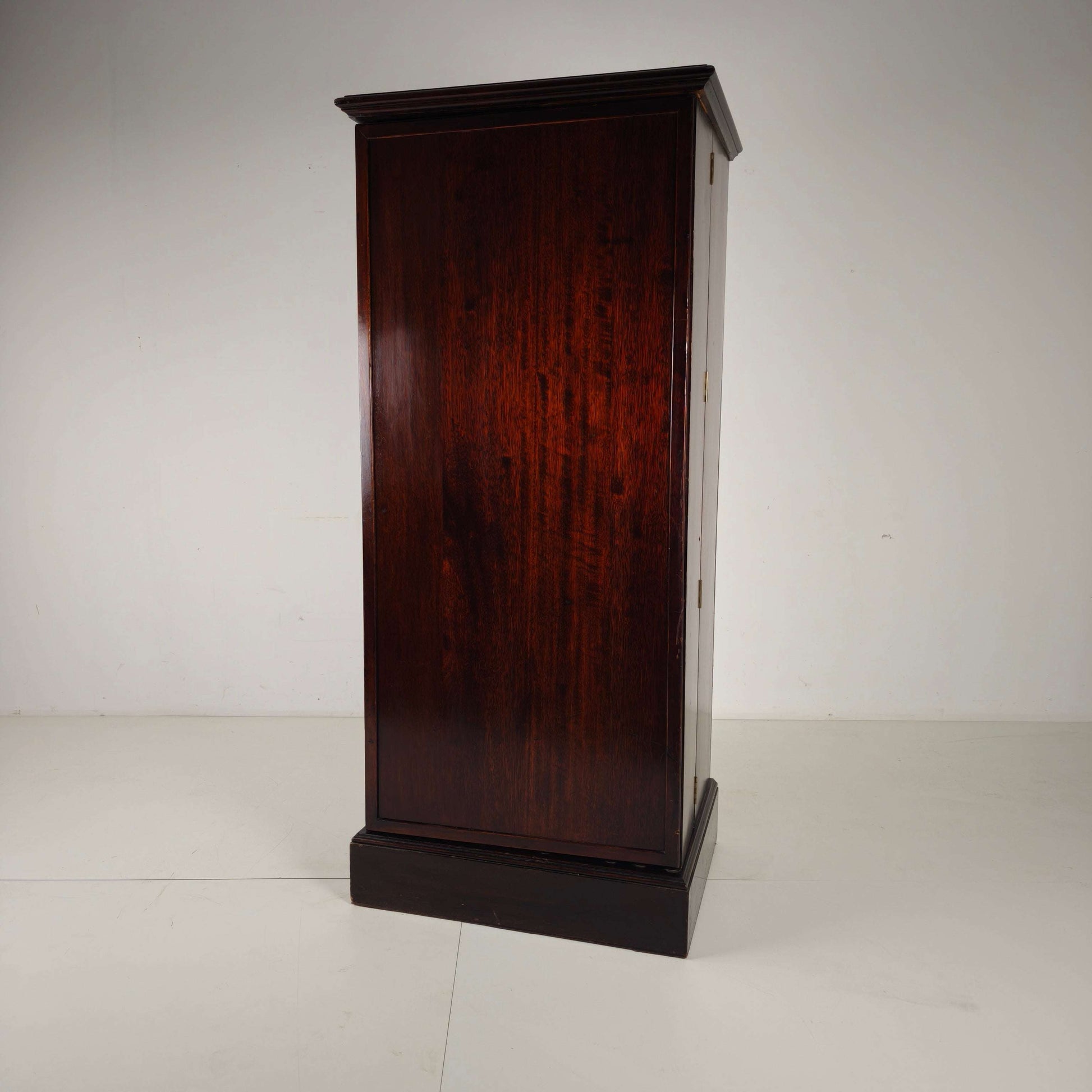 Compactom c.1920 Ship Gentleman’s Wardrobe – Model ZA G227 Compactom c.1920 Ship Gentleman’s Wardrobe – Model ZA G227