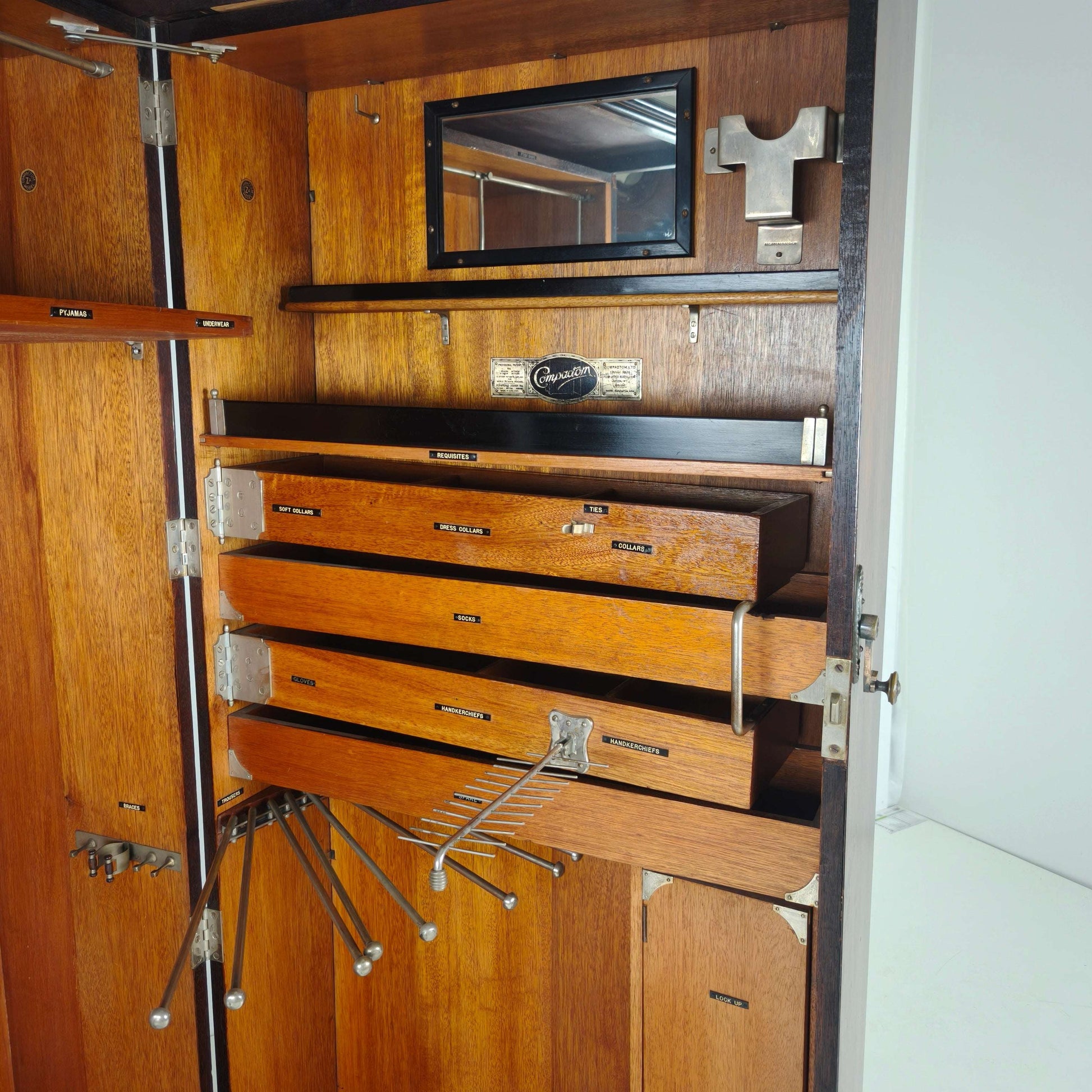 Compactom c.1920 Ship Gentleman’s Wardrobe – Model ZA G227 Compactom c.1920 Ship Gentleman’s Wardrobe – Model ZA G227