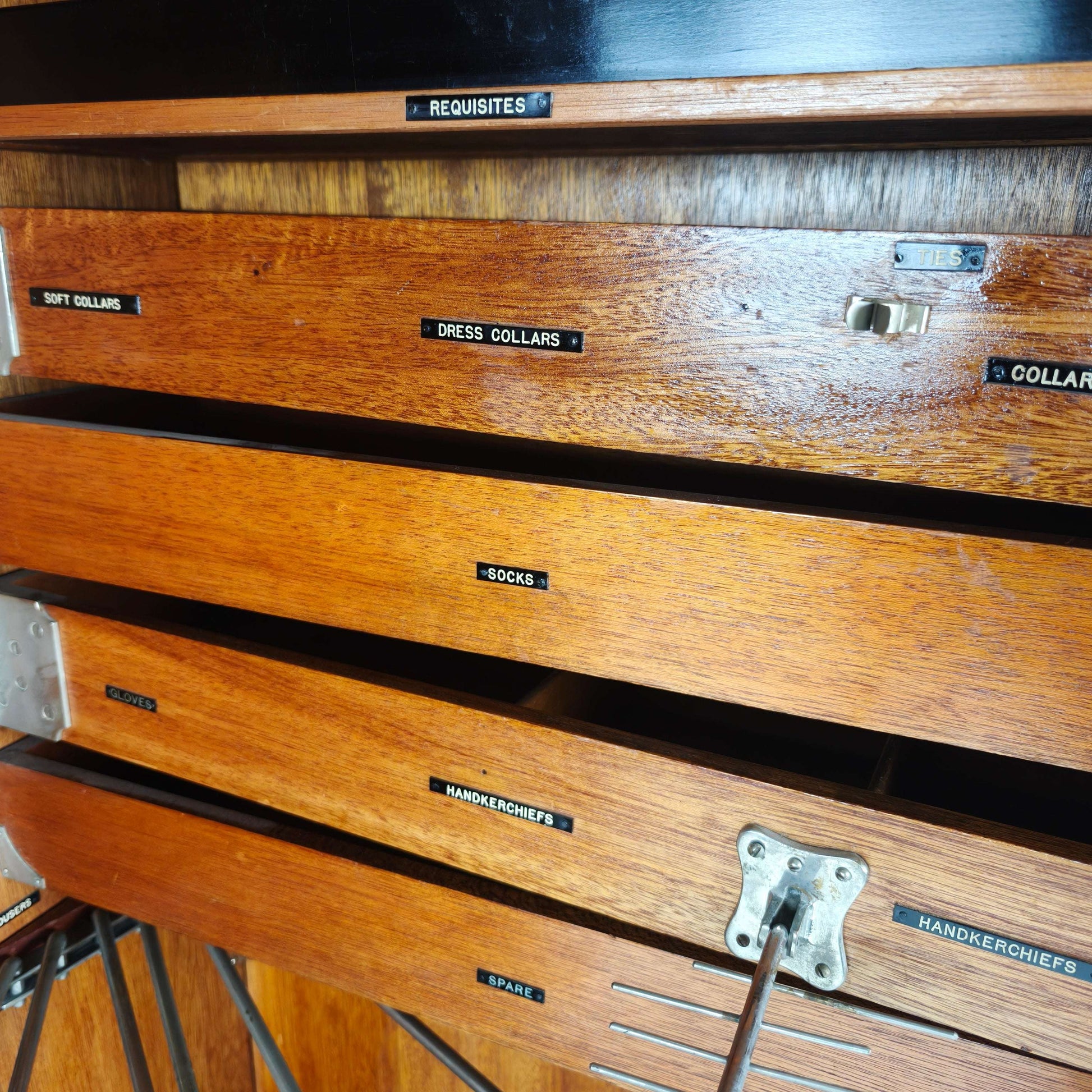 Compactom c.1920 Ship Gentleman’s Wardrobe – Model ZA G227 Compactom c.1920 Ship Gentleman’s Wardrobe – Model ZA G227