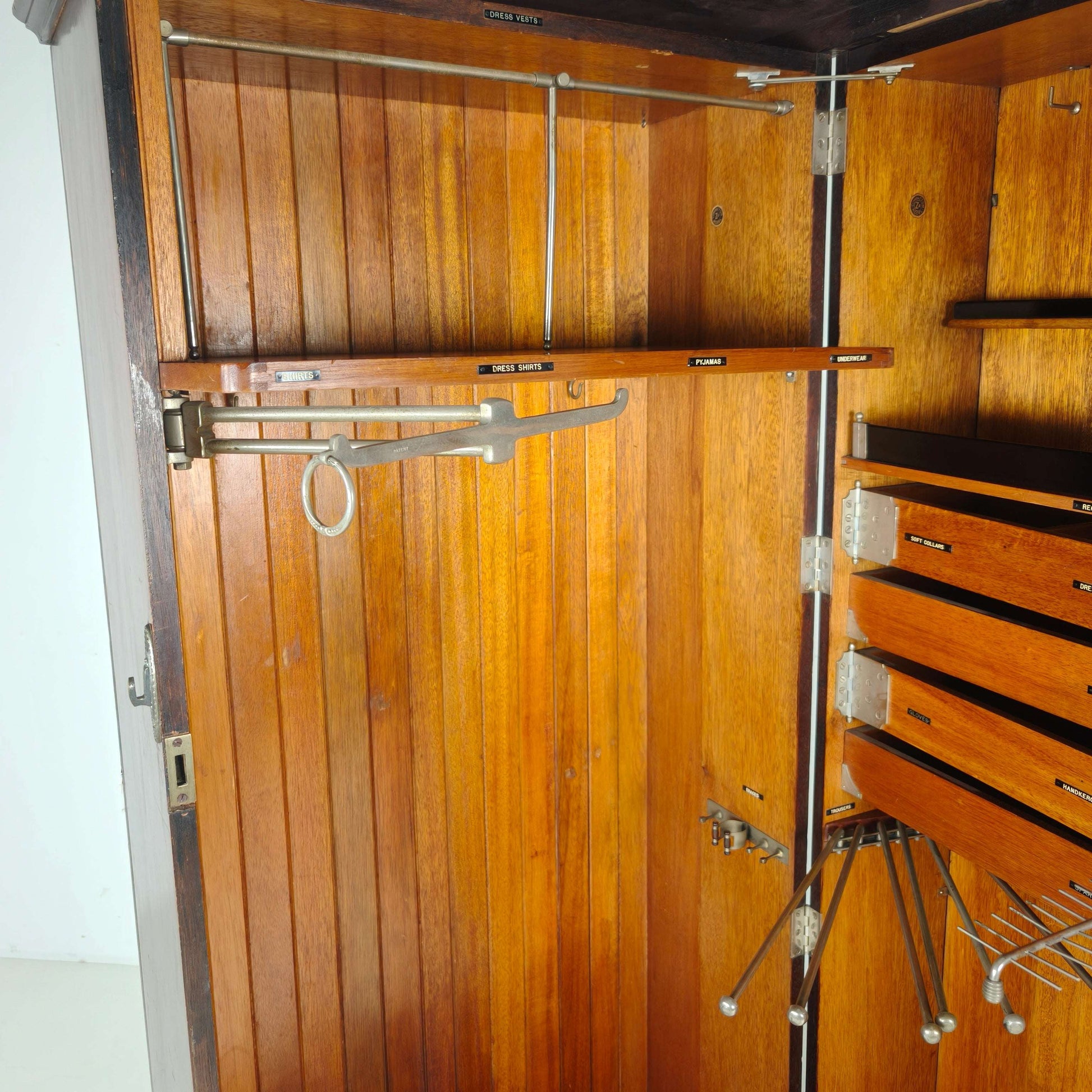 Compactom c.1920 Ship Gentleman’s Wardrobe – Model ZA G227 Compactom c.1920 Ship Gentleman’s Wardrobe – Model ZA G227