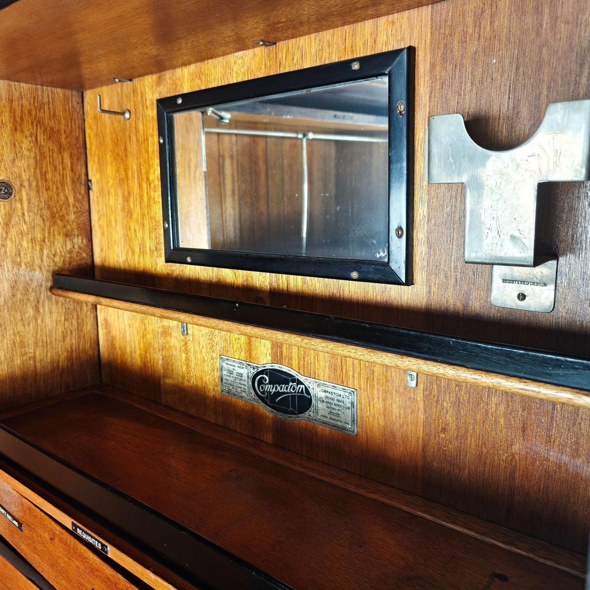 Compactom c.1920 Ship Gentleman’s Wardrobe – Model ZA G227 Compactom c.1920 Ship Gentleman’s Wardrobe – Model ZA G227