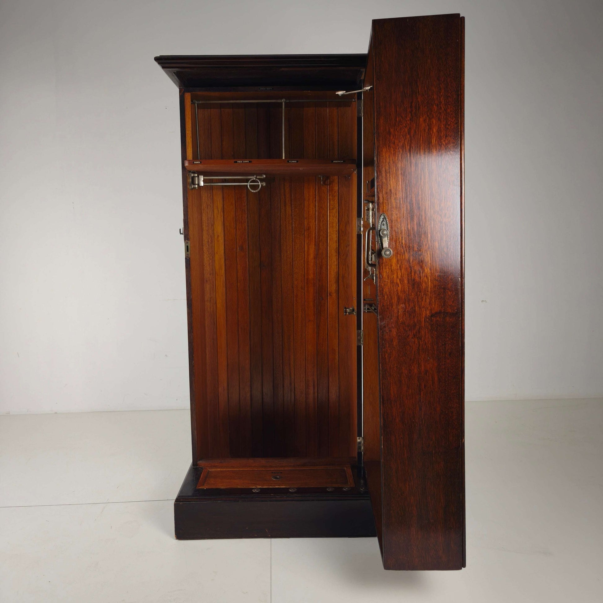 Compactom c.1920 Ship Gentleman’s Wardrobe – Model ZA G227 Compactom c.1920 Ship Gentleman’s Wardrobe – Model ZA G227