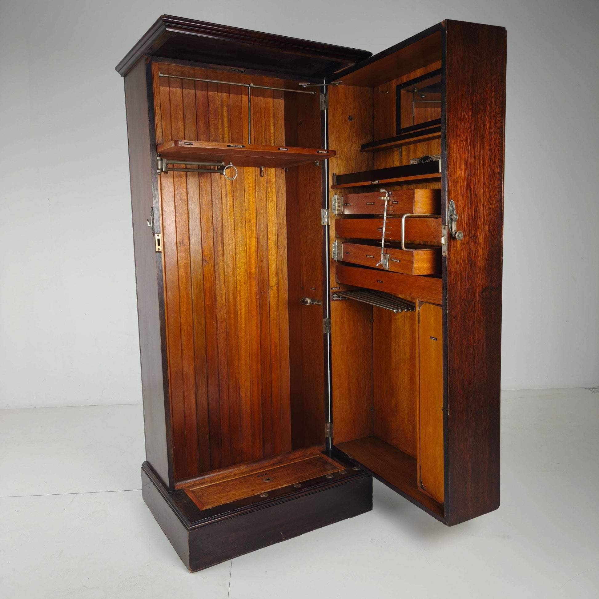 Compactom c.1920 Ship Gentleman’s Wardrobe – Model ZA G227 Compactom c.1920 Ship Gentleman’s Wardrobe – Model ZA G227