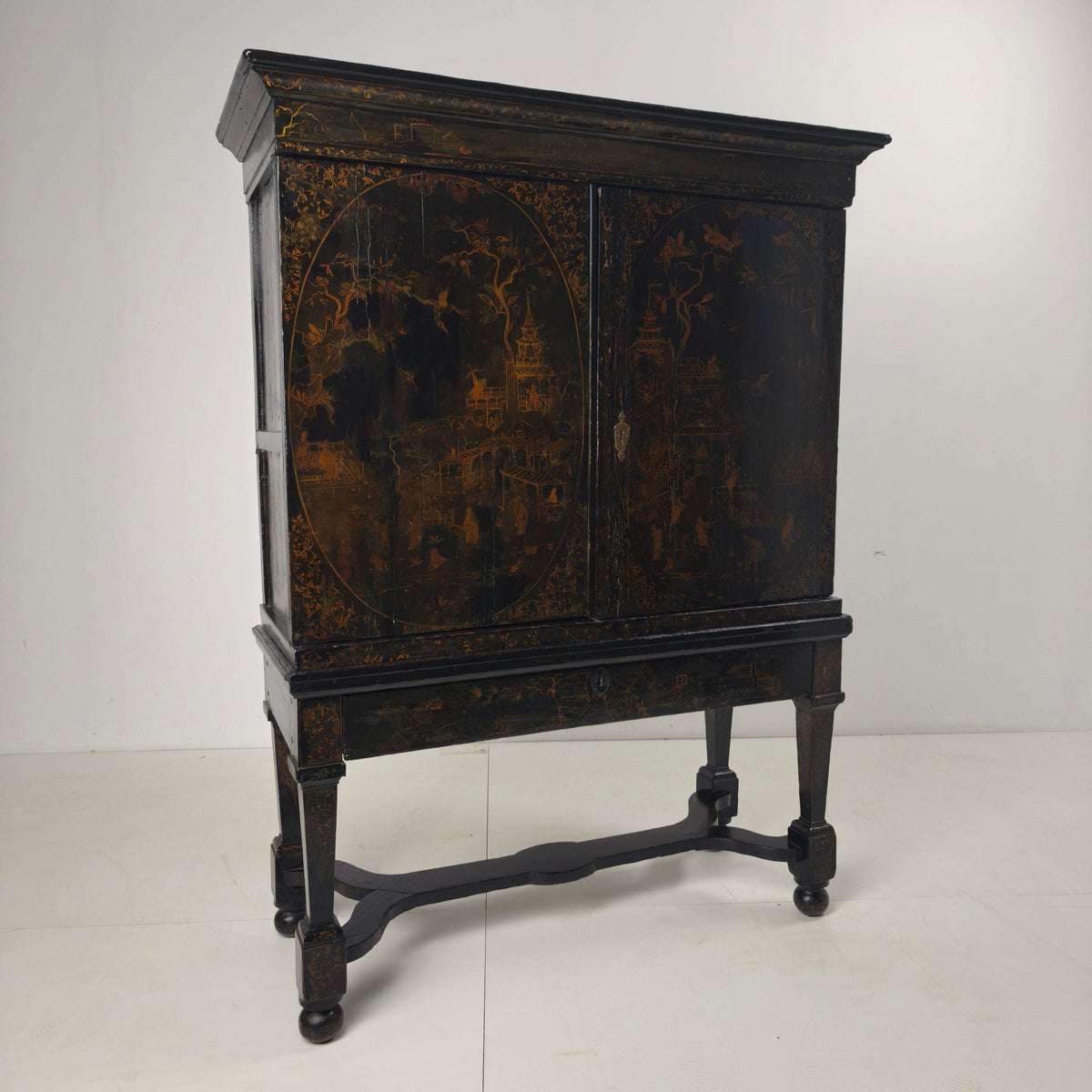 A rare early 18th-century Dutch japanned chinoiserie cabinet, circa 1700 A rare early 18th-century Dutch japanned chinoiserie cabinet, circa 1700