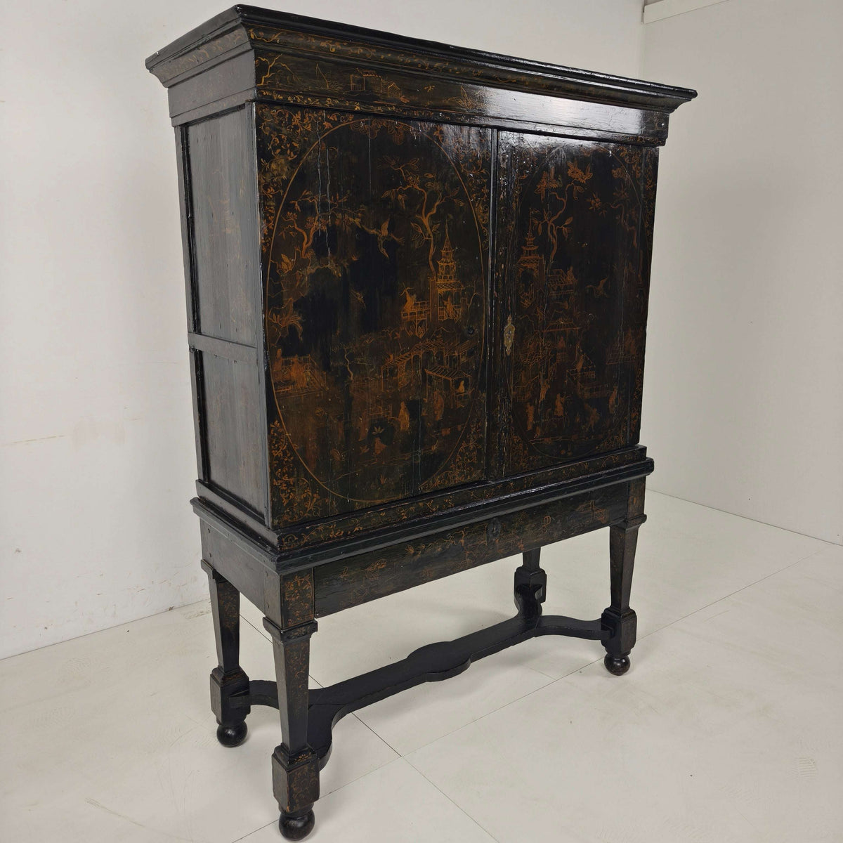 A rare early 18th-century Dutch japanned chinoiserie cabinet, circa 1700 A rare early 18th-century Dutch japanned chinoiserie cabinet, circa 1700