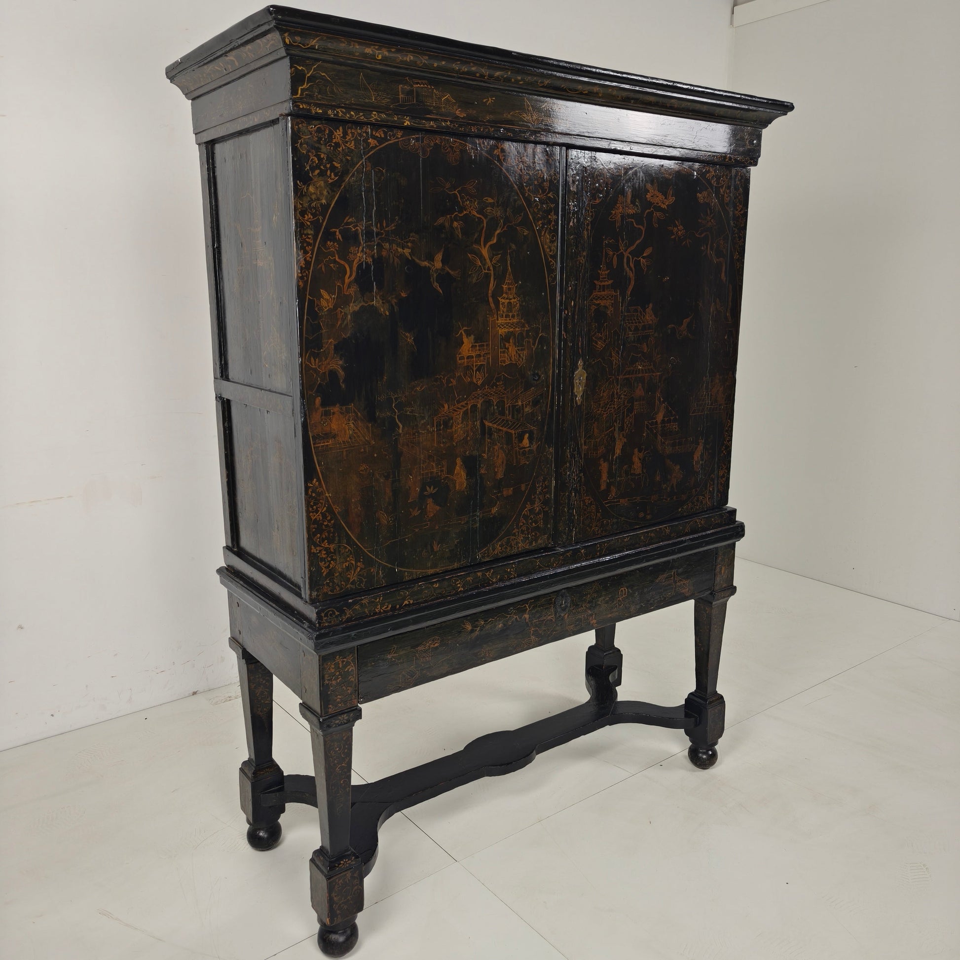 A rare early 18th-century Dutch japanned chinoiserie cabinet, circa 1700 A rare early 18th-century Dutch japanned chinoiserie cabinet, circa 1700