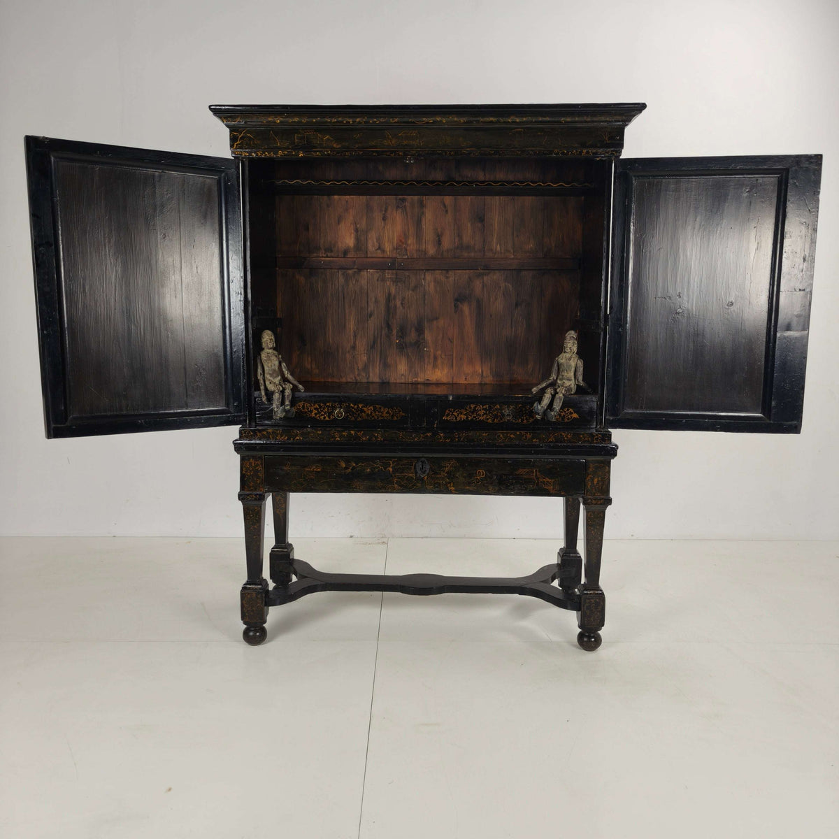 A rare early 18th-century Dutch japanned chinoiserie cabinet, circa 1700 A rare early 18th-century Dutch japanned chinoiserie cabinet, circa 1700