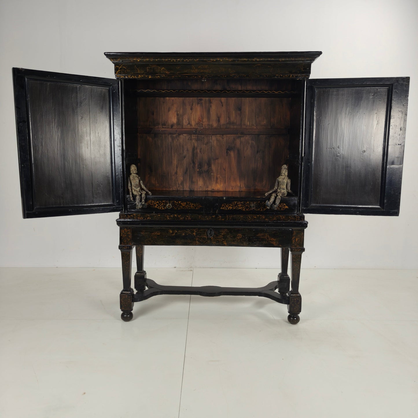 A rare early 18th-century Dutch japanned chinoiserie cabinet, circa 1700 A rare early 18th-century Dutch japanned chinoiserie cabinet, circa 1700