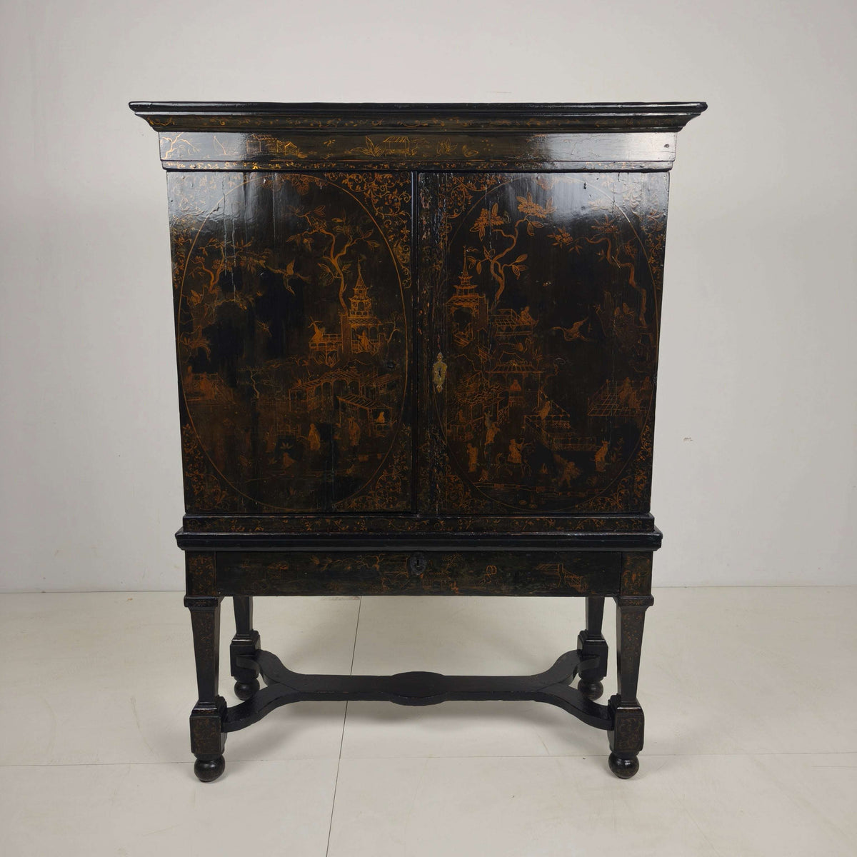 A rare early 18th-century Dutch japanned chinoiserie cabinet, circa 1700 A rare early 18th-century Dutch japanned chinoiserie cabinet, circa 1700