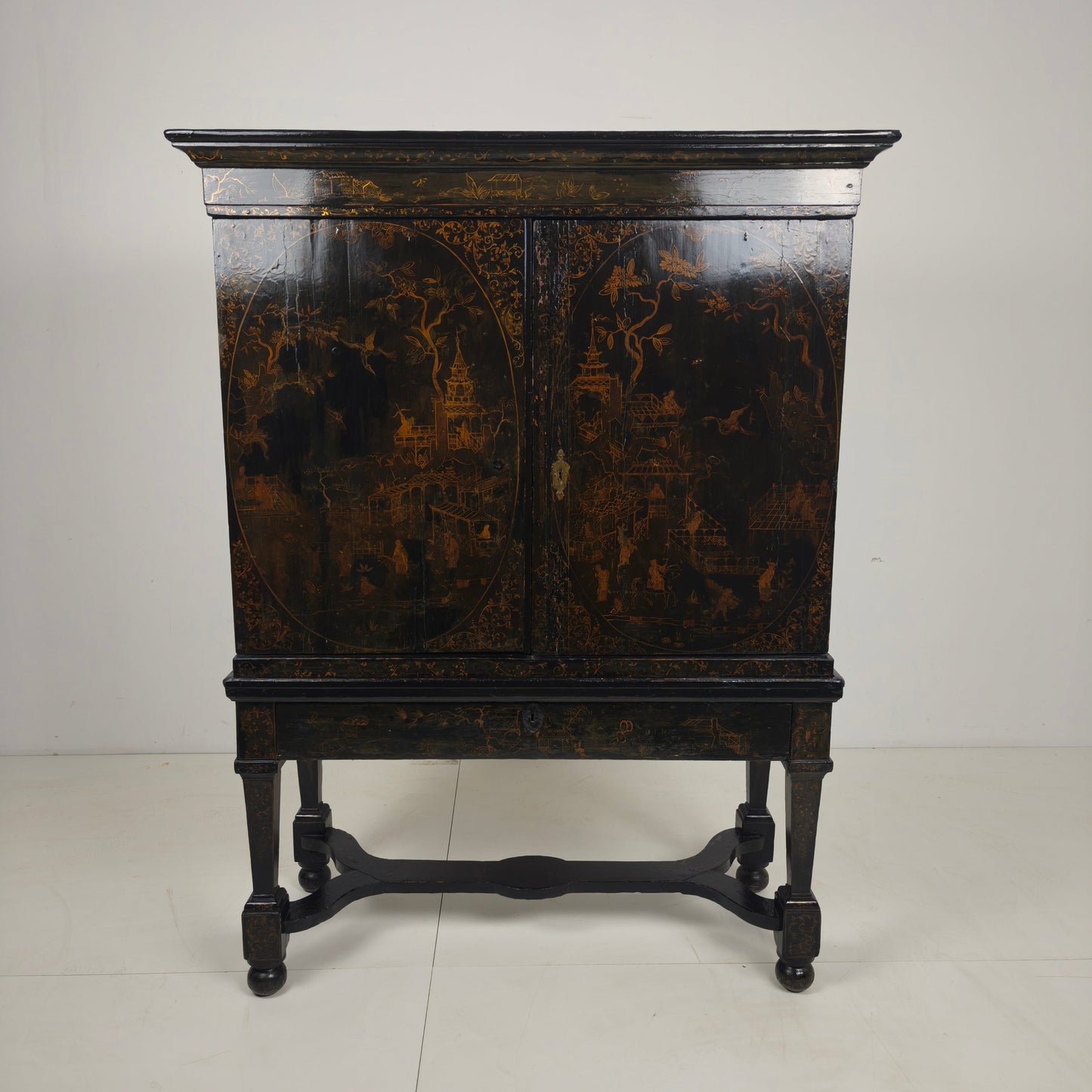 A rare early 18th-century Dutch japanned chinoiserie cabinet, circa 1700 A rare early 18th-century Dutch japanned chinoiserie cabinet, circa 1700