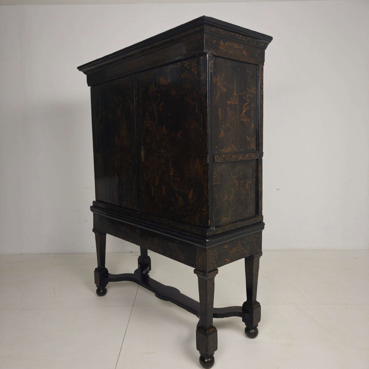 A rare early 18th-century Dutch japanned chinoiserie cabinet, circa 1700 A rare early 18th-century Dutch japanned chinoiserie cabinet, circa 1700