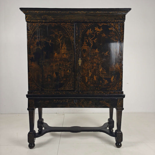 A rare early 18th-century Dutch japanned chinoiserie cabinet, circa 1700 A rare early 18th-century Dutch japanned chinoiserie cabinet, circa 1700
