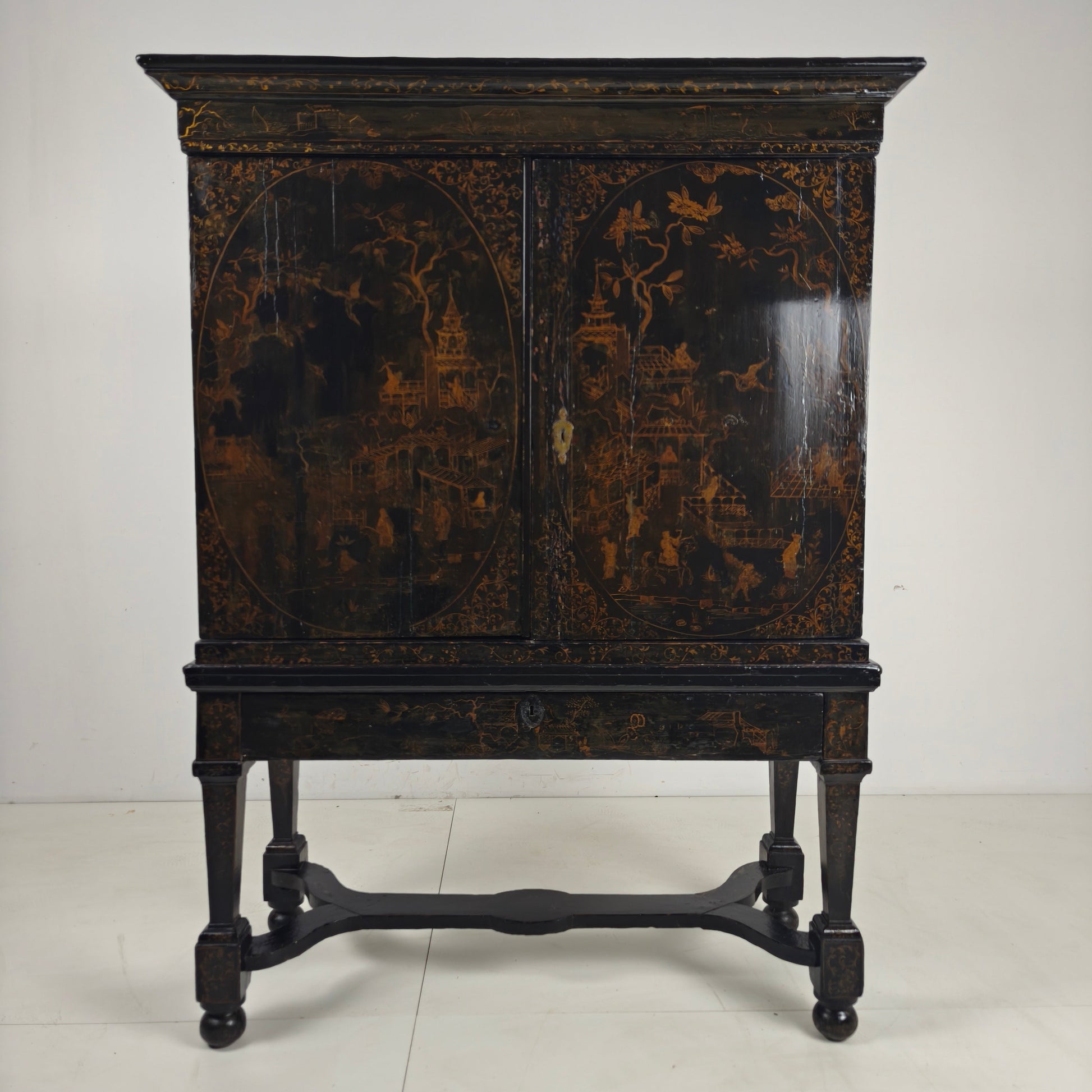 A rare early 18th-century Dutch japanned chinoiserie cabinet, circa 1700 A rare early 18th-century Dutch japanned chinoiserie cabinet, circa 1700